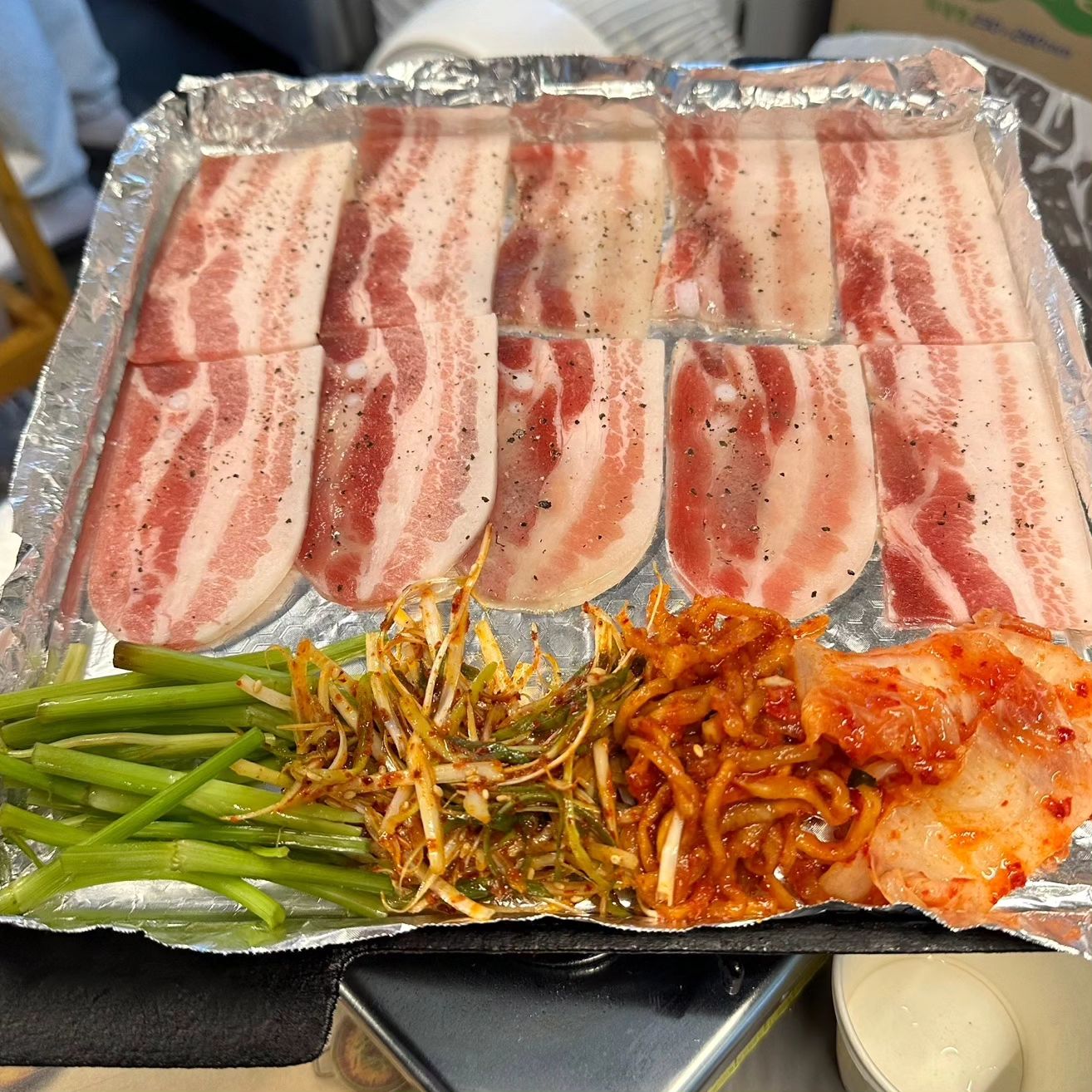 [88로타리집 성신여대점]
•냉동삼겹살+대파비빔면

88로타리집은 냉동삼겹살이 메인메뉴인 고기집이에요😊 이집의 특별한 점은 당일 도축하여 급랭시킨 100% 국내산 암돼지만을 사용하고 있다는 점인데요!

그래서 그런지 냉동삼겹살인데도 잡내가 없고 너무 고소하더라고요🩷 특히 무생채랑 파채랑 같이 먹으면 새콤달콤해서 너무 맛있어요!

대파비빔면은 간이 세지않고 고소한 맛이었어요! 고기랑 싸서 먹으면 넘 맛있으니 꼭 시키시길 추천드려요👍

그리고 1등급 돼지고기가 가득 들어간 김치찌개, 구수한 청국장, 삼겹살에 빠질 수 없는 볶음밥 등 맛있는 메뉴들이 많더라고요!

가게 인테리어랑 소품들도 추억에 잠기는 레트로 분위기라서 가끔 냉동삼겹살이 땡길 때 한번씩 생각날 것 같아요ㅎㅎ

주소👉 서울 성북구 동소문로22길 79, 1층
매장번호👉 050-71456-1063
영업시간👉 매일 17:00~02:00

#협찬 #성북구맛집 #동선동맛집 #성신여대맛집 #성신여대고기집 #성신여대맛집추천 #성신여대삼겹살 #성신여대근처맛집 #성신여대고기맛집 #성신여대냉삼 #성신여대고깃집 #보문역맛집 #성신여대입구역맛집 #성신여대모임 #88로타리집 #88로타리집성신여대점 #먹팔맞팔 #먹팔환영 #먹팔해요 #먹스타그램 #좋아요 #먹스타맞팔