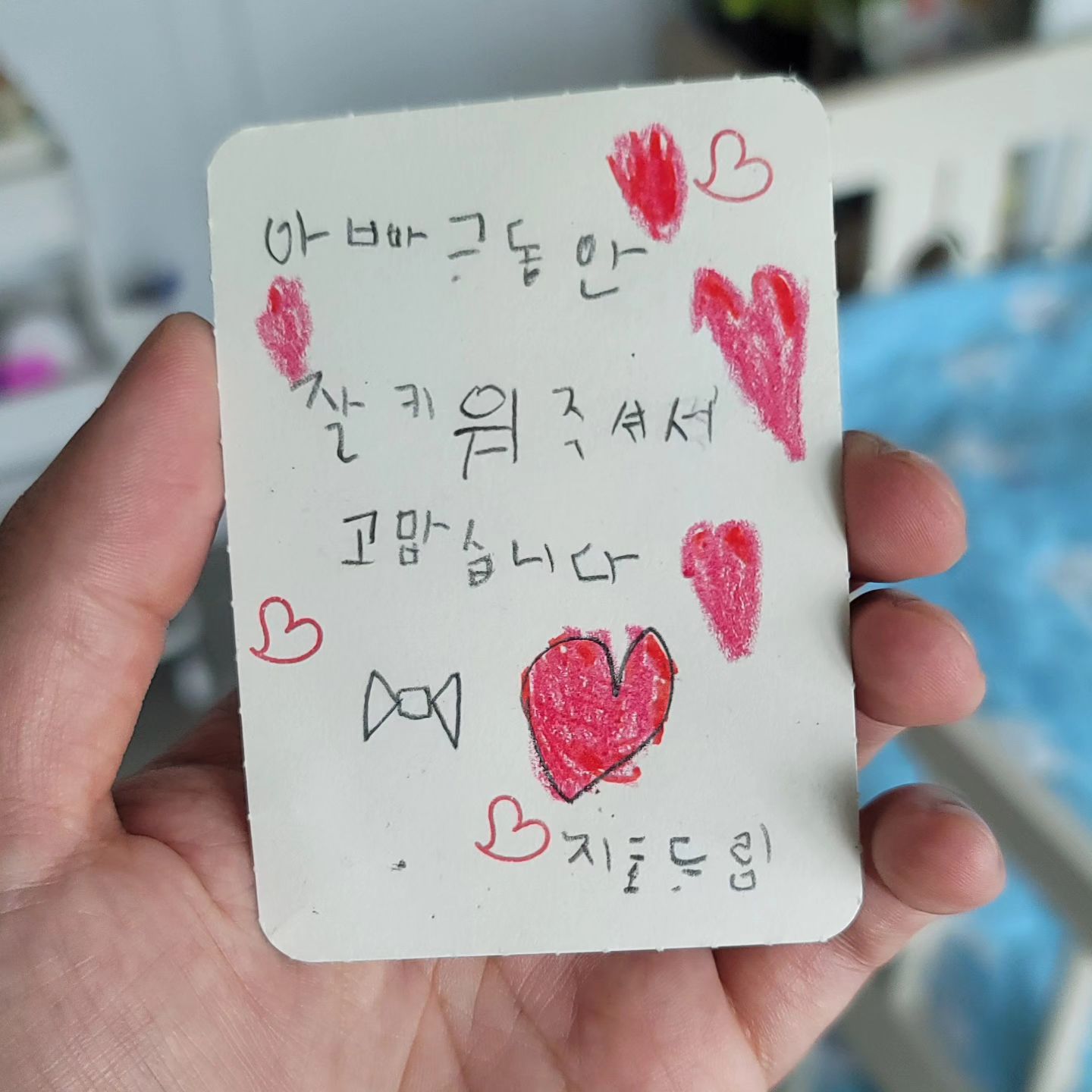 지호가 편지를 써줬다.
하트가 잔뜩 그려져 있고...
잘 키워줘서 고맙다고 한다.
.
.
아들..8살에 출가하긴 좀 이른거 같은데....🤔
.
.
#출가 #출가준비 #아들스타그램 #육아일기 #아들편지 #8살 #8살아들램