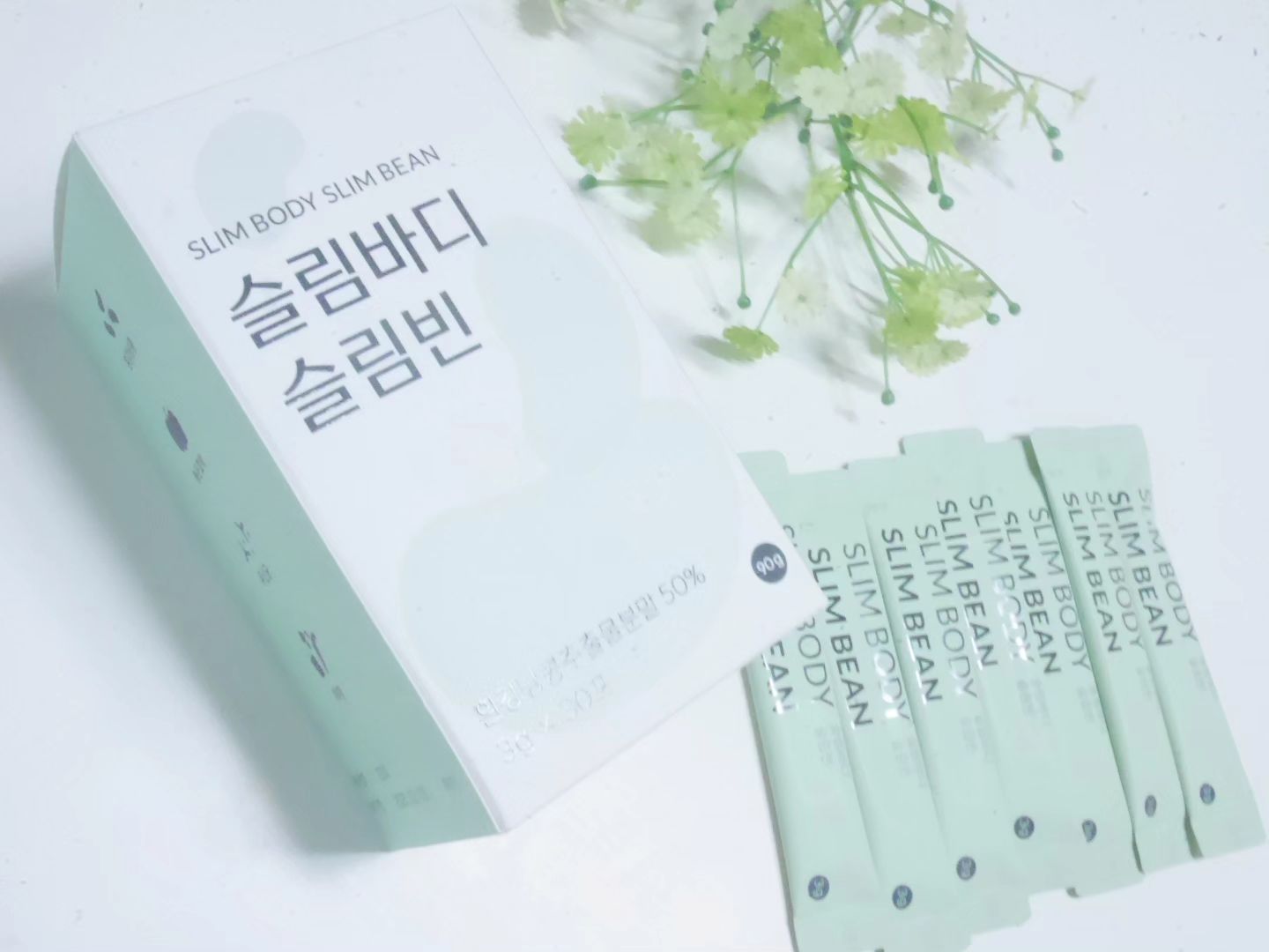 #협찬
슬림바디슬림빈
흰강낭콩이 탄수화물이 지방으로 가기전에 뿌셬ㅋ
하 무더운여름 넘나먹다보니 살은급 뿔고
다이어트시급😅
식전 1포 1일 2회🩷
식전에먹는걸 자꾸 깜빡해서 식후에 먹기도함ㅎ
고운 가루형태라 입에털어넣고 물마시면 잘녹음
입안에 달라붙기전에 빨리 물마시는게 팁
은근 구수한 맛이라 맛은 좋음
인공색소나 방부제 감미료 등 첨가물 없어서 좋고
자연 생분해되는 패키지사용하는 점도 멋짐
콜레스테롤 수치도움되는  레시틴도 함유👍 

#다이어트 #유지어터 #다이어터 
#식단관리 #다이어트식단 #슬림바디슬림빈 #뉴트리모어