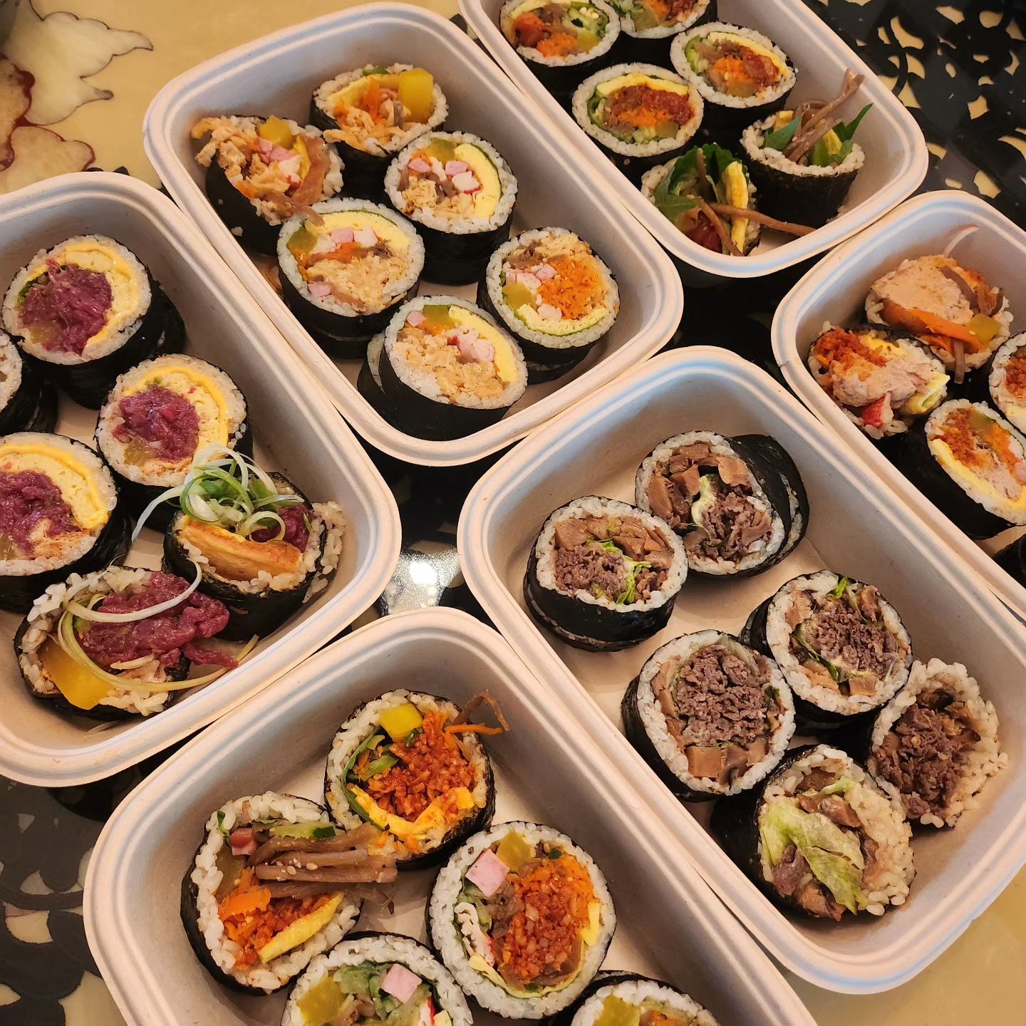 #협찬
서울 3대 김밥으로 유명한 #수아당
저희 집 근처에 있더라구요😊
항상 갈 때마다 웨이팅 많았어서 너무 궁금했거든요!
근데.. 역시 맛집에는 이유가 있더라구요🤭
일반 김밥 생각하시면 안되어요.. 진짜 하나의 요리같은 맛이였어요☺️
재료도 너무 신선해서 보니까 주문 즉시 만들더라구요!
종류도 다양해서 입맛 까다로운 분들한테도 문제없는 곳!
키토김밥으로도 변경 가능해서 식단하는 언니들도 맛있게 드실 수 있답니다😆
멀리서도 찾아올만한 수아당! 꼭 한번 가보세요🥰
.
.
.
.
#수아당김밥 #성신여대맛집 #성신여대김밥 #성신여대카페 #서울맛집 #서울김밥맛집 #김밥맛집 #김밥 #키토김밥 #키토김밥맛집 #koreanfood #혜화맛집 #대학로맛집 #한성대맛집 #고대맛집 #국민대 #서경대 #안암맛집 #돈암동맛집 #성북동맛집 #성북구맛집 #미아사거리맛집 #미아맛집 #수유맛집 #종로맛집 #동대문맛집