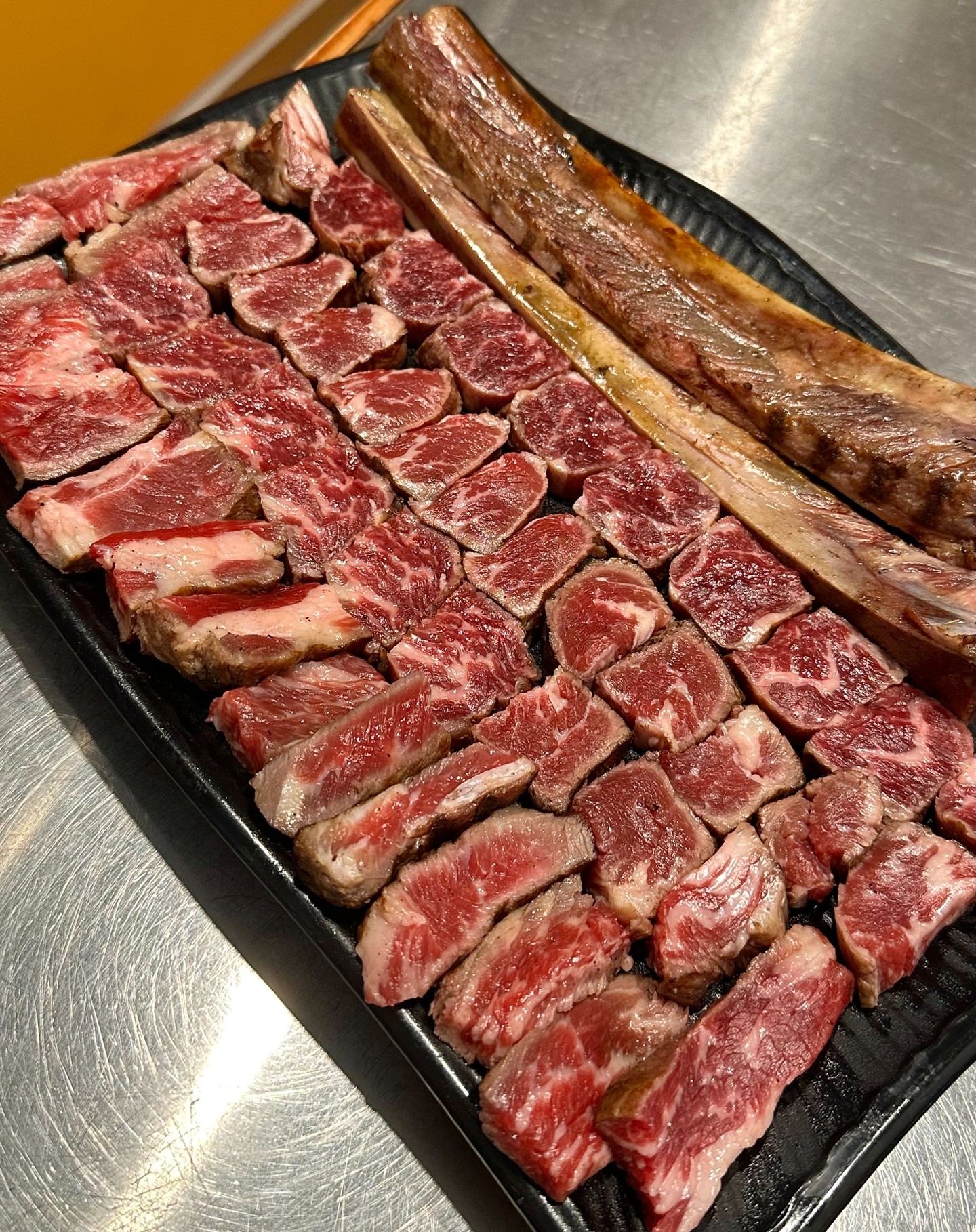 #황리단길맛집

트렌디한 느낌이 짙은 #경주한우맛집
한우집에서 콜키지없이 즐기는 합리적인 가격의 와인까지 🥂

짚불 1000도에 미리 초벌되어 나오는 #우대갈비
갈빗대는 철판에 지글지글 불고기로 변신해서 나와요 🤗

수원 왕갈비로 주문하면 와인 1병이나 냉면 또는 토장 짜글이 찌개가 서비스로 나오고 있으니 메뉴도 합리적으로 선택해보세요🥩
-
#큰기와
🚩 경북 경주시 첨성로 49번길 22 (사정동 116-2)
🕐 매일 12:00 - 23:30 (라스트 오더 22:30)
📞 0507-1399-3005
🚓 대화 주유소 주차장 1시간 이용권