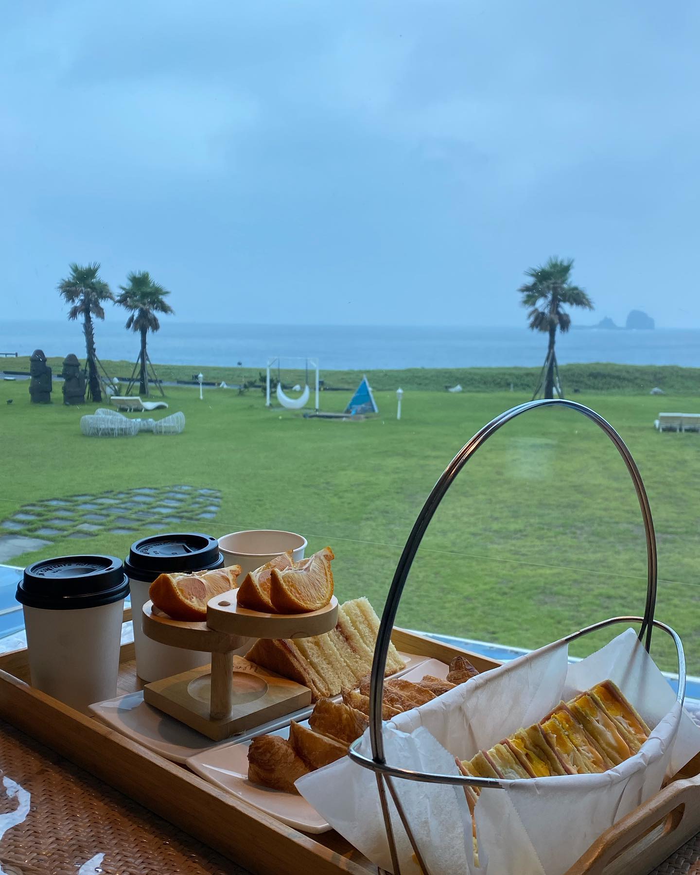 🥪 🧜‍♂️ 🦪 
조식-인어공주-전복?
-
-
-
-
#제주도 #제주도여행 #여행룩 #여행스타그램 #여행일기 #남자코디 #여행코디 #호텔조식 #남자데일리룩 #피드박제 #오오티디 #아웃핏 #먹스타그램 #호캉스 #바다뷰 #제주선채향 #운동하는남자 #jeju #ootd #korea #korean #dailylook