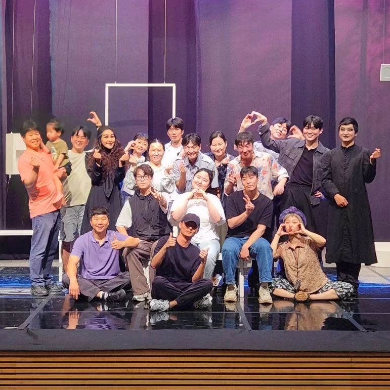 의사만 사람을 살리는게 아니라 배우도 사람을 살리는군요!! 작년부터 시작된 #선한영향력 에 대한 바람과 고민.. 그렇게 시작했던 #연극정거장 작년엔 해냄 그 자체에 무게를 뒀다면 올해는 그 안에서 의미와 깊이를 더하려 노력했다. 

(마이크없이 큰 극장이 방해가 되긴했지만.. 중요한건 꺾이지않는 마음? ㅋㅋㅋㅋㅋㅋ)
좋은 취지의 공연에 걸맞는 좋은 배우들과 스탭들이 함께해 더욱 행복했다.

그나저나.. 아이라인 안그리니까 왜케 허전하냐 ㅋㅋㅋㅋㅋㅋㅋㅋㅋㅋㅋㅋㅋㅋㅋㅋㅋㅋㅋㅋㅋㅋㅋ