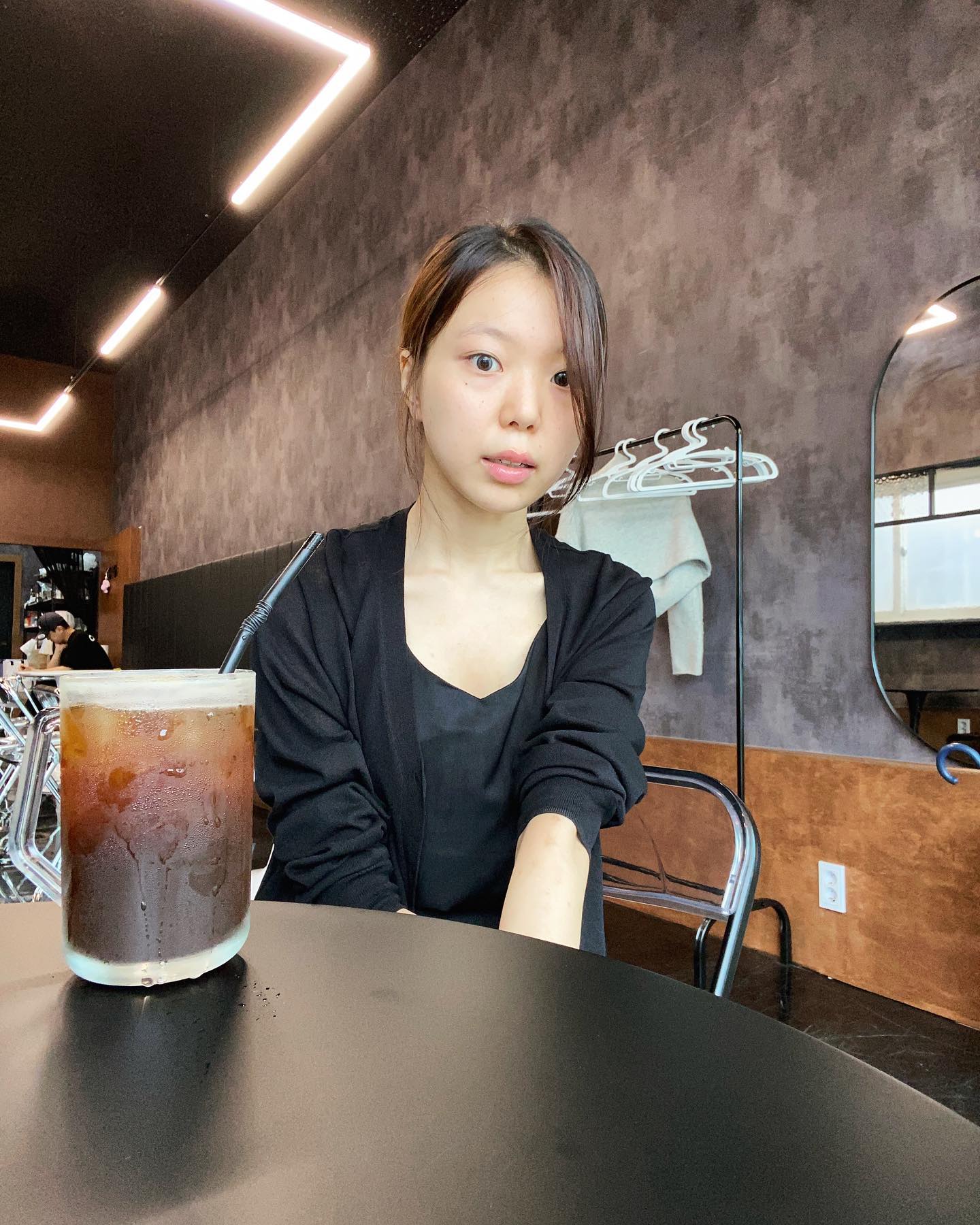 #협찬
아이스 바닐라라떼와 아이스 아메리카노를 먹으러 갔지만 막상 제일 맛있었던 건 썸머라떼.

카페라떼 같은 씁쓸한 맛에 달콤한 바닐라맛 아이스크림에 티라미수 가루 같은 맛이 더해져 풍미 가득한 맛 ☕ ️

부드러운 우드톤의 인테리어와 채광까지 은은하고 무드 있는 향남 제약공단 근처
조용히 책 읽거나 얘기 하기 좋은 곳 🤎

✨일공일구
경기 화성시 향남읍 구문천리 924-9

#경기도카페#화성시카페#화성카페#향남카페#구문천리#라떼맛집#화성카페추천#발안공단#커피맛집#신상카페#경기도신상카페#개인카페#향남읍#화성커피맛집#일공일구