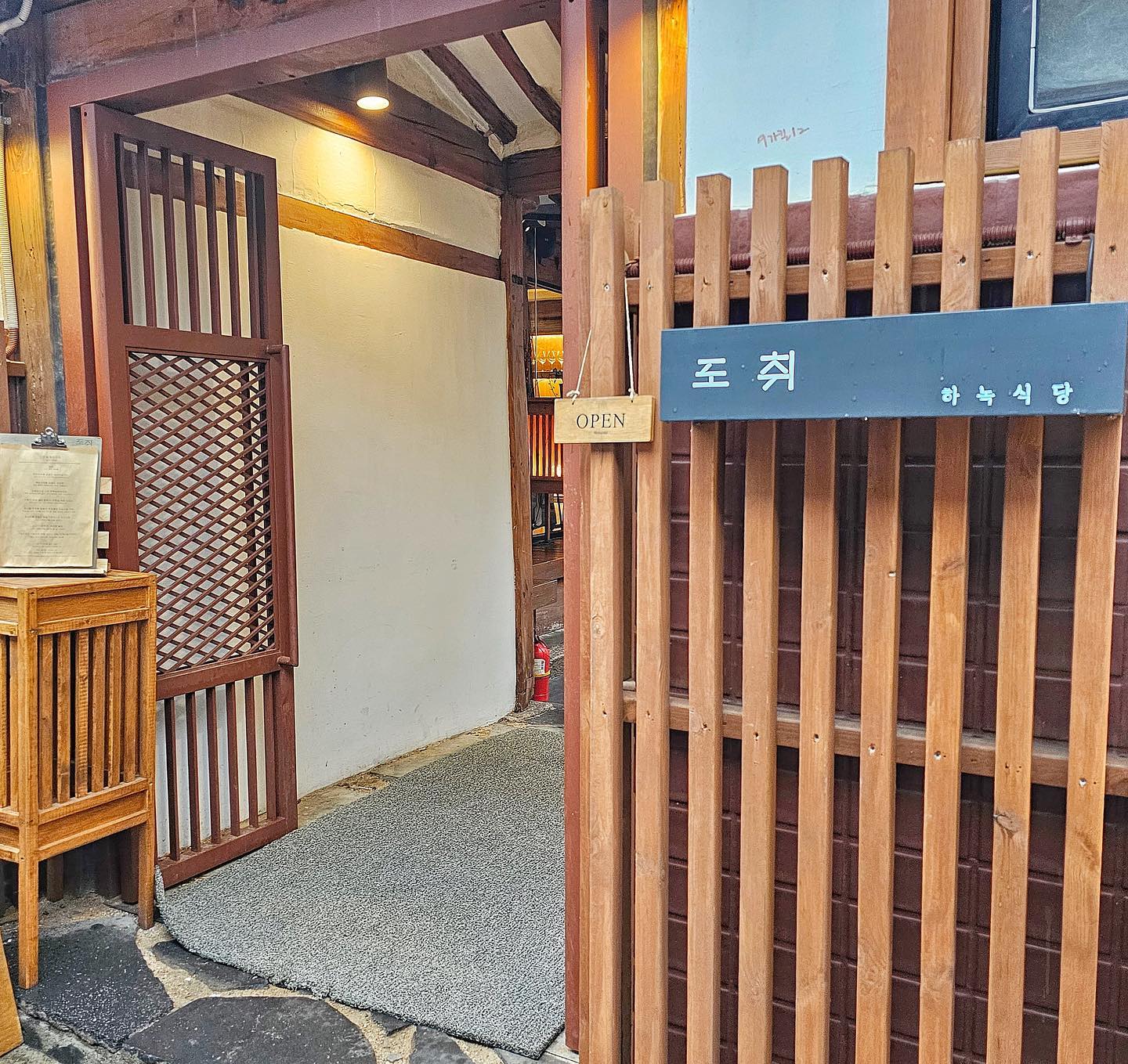 #홍시서울 #도취하녹식당 

➜ 서울 종로구 사직로9가길 12 1층 도취 하녹식당
➜ 화-금 12:00 ~ 21:00 / 브레이크타임 14:00 ~ 17:00)
➜ 토-일 10:00 ~ 21:30 / 브레이크타임 14:00 ~ 17:00)
 ↳  정기휴무 (매주 월요일)
🚘 주차 X / 유료 주차장이용
🚊경북궁역 1번 출구에서 보도 345m 

➜ 메뉴 : 도취식 만월 밑김차림 (9가지 상차림)

📍 고급스러운 한식 코스요리가 드시고 싶으신 분들 고풍스러운 경북궁 서촌 마을에 위치한 도취 하녹 식당을 소개해 드릴게요

🍽️ 도취 하녹식당은 100% 예약제로 운영되고 있습니다! 당일 새벽에 신선한 재료를 직접 수급합니다 계절마다 메뉴가 조금씩 바뀌며 제철 재료들을 이용해 고급스러운 한식 요리를 제공합니다 

🍽️ 한옥 인테리어로 고급스럽게 꾸며져 있는데, 한옥 대문을 들어서는 순간 한옥 때문인지 몰라도 차분해지는 느낌이더라고요 따뜻하고 포근하고 뭔가 아늑한 느낌이 풍기는 게 정말 좋더라고요 

🍽️ 음식이 차례대로 나올 때마다 직원분들이 친절하게 설명을 해주시는데 정말 대접받는 느낌이더라고요 맛도 좋고 음식도 예쁘고 플레이팅도 예쁘고 반했습니다

🍽️ 특별한 날에 가기 좋은 거 같아요! 연인들의 기념일 또는 데이트 장소 부모님과의 행복한 외식 장소로도 딱이더라고요