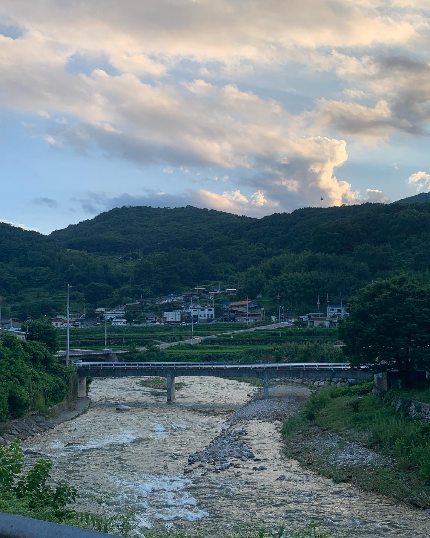 가보지 못한 미지의 세계는 정말 넓지 뭐야, 사람은 한평생을 살면서 가본 곳보다 안 가본 곳이 더 많을 것이라는 것도 어쩐지 슬퍼졌어-.