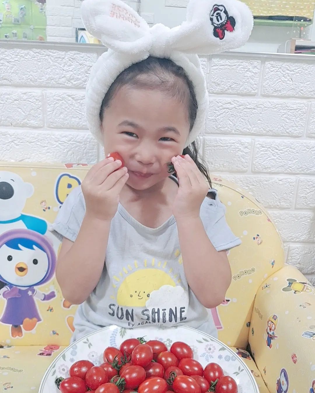 #협찬

내일도 행복♡

빨갛고 동글동글 앙증맞은 방울토마토
귀엽고 사랑스런 과일이예요 🍅
관리해야하는 여름철 배고픔을 달래줄 착한 과일이고 건강에도 굉장히 좋은 영양만점 과일 토마토🍅

요즘 싼 과일들은 맛보장도 제대로 안되고 괜히 싼거 먹으려다 다 버리게되는 아까비~ 상황이 된다는거~
내일도 행복은 정말 알맞게 달아서 단골이 될랍니당🫶🏻🫶🏻

토마토는 "내일도 행복" 이네요♡

🌈 제품구매는 요기서👇🏻👇🏻
https://smartstore.naver.com/bombomnal/products/8710797633

🌈 좋은제품구매방법
과실의 크기가 적당하며 겉이 무르지않고 과육이 단단한 것이 좋고 붉은색을 띄며 꼭지가 싱싱한것💋

#내일도행복방울토마토 #내일도행복과일 #방울토마토 #대추방울토마토 #방토추천 #제철과일 #과일맛집