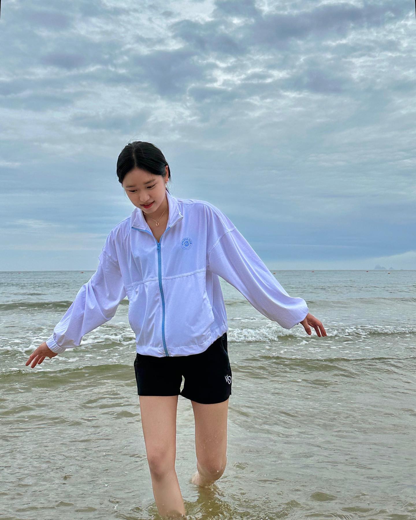 다시 바다
lazybee.official 
크롭 집업 래쉬가드 ! -
보다시피 디자인은 더 말할 거 없이 이쁘고 물에 닿지 않아도 시원한 재질이에요 
지금 베스트 상품 1+1 할인 중이구 
당일 주문하면 당일 발송으로 급하게 물놀이 갈 때도 추천드려요🥹

#광고 #협찬 #제품제공 #레이지비 #래쉬가드 #레쉬가드 #래시가드  #비치웨어 #스윔웨어 #여자래쉬가드 #바캉스룩 #후드래쉬가드 #크롭집업 #레쉬가드브랜드 #루즈핏래쉬가드 #빅사이즈래쉬가드 #오버핏래쉬가드