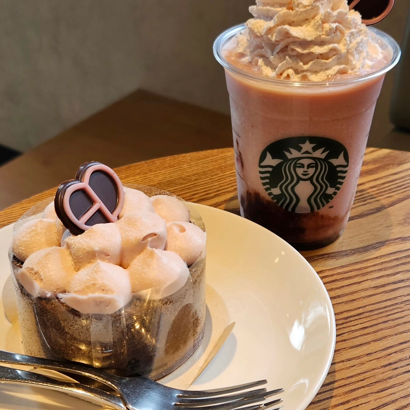 🍴

블랙핑크와 스타벅스의 콜라보라 해서 아침 일찍 스타벅스 달려가 먹어본 후기!

스타벅스 인스타그램에서 며칠째 계속 보다 보니 홀려서 안 먹어 볼 수 없어 먹어보고 왔어요.
블랙핑크 딸기 초코 바움쿠헨 원래 아는 초코 바움쿠헨 맛이라 이건 조금 실망스러웠어요. 더 독특한 맛이 날 줄 알았는데..

블랙핑크 스트로베리 초코 크림 프라푸치노 이건 휘핑 빼고 먹는 게 더 좋을 듯싶었어요. 
아! 물론 제가 휘핑크림 별로 안 좋아해서 그럴 수도 있어요. 딸기 쉐이크에 초코 드리즐 살짝 추가한 맛의 음료라 중반까진 맛있었는데 그 이후부터 휘핑의 느끼한 맛이 올라와서 휘핑을 별로 안 좋아하는 분이면 빼고 드세요!

#블랙핑크스트로베리초코크림프라푸치노 #BLACKPINKStrawberryChocoCreamFrappuccino #블랙핑크딸기초코바움쿠헨 #BLACKPINKStrawberryChocoBaumkuchen #BLACKPINKSTARBUCKS프로모션 #스타벅스블랙핑크 #블랙핑크스타벅스콜라보 #블랙핑크스타벅스 #블랙핑크스타벅스MD #블핑스벅음료 #블핑음료 #블랙핑크음료 #스타벅스 #스타벅스코리아 ​

​