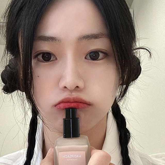 멍뭉지 🐶 on Instagram: "@madpeach_official_kr 💓 강태리 화장품으로 , 최근 면세점에도 입점 되면서 브랜드의 가치를 알리고 있는 매드피치! 그 중에 저는 인위적인 커버가 아닌 내 피부처럼 가볍