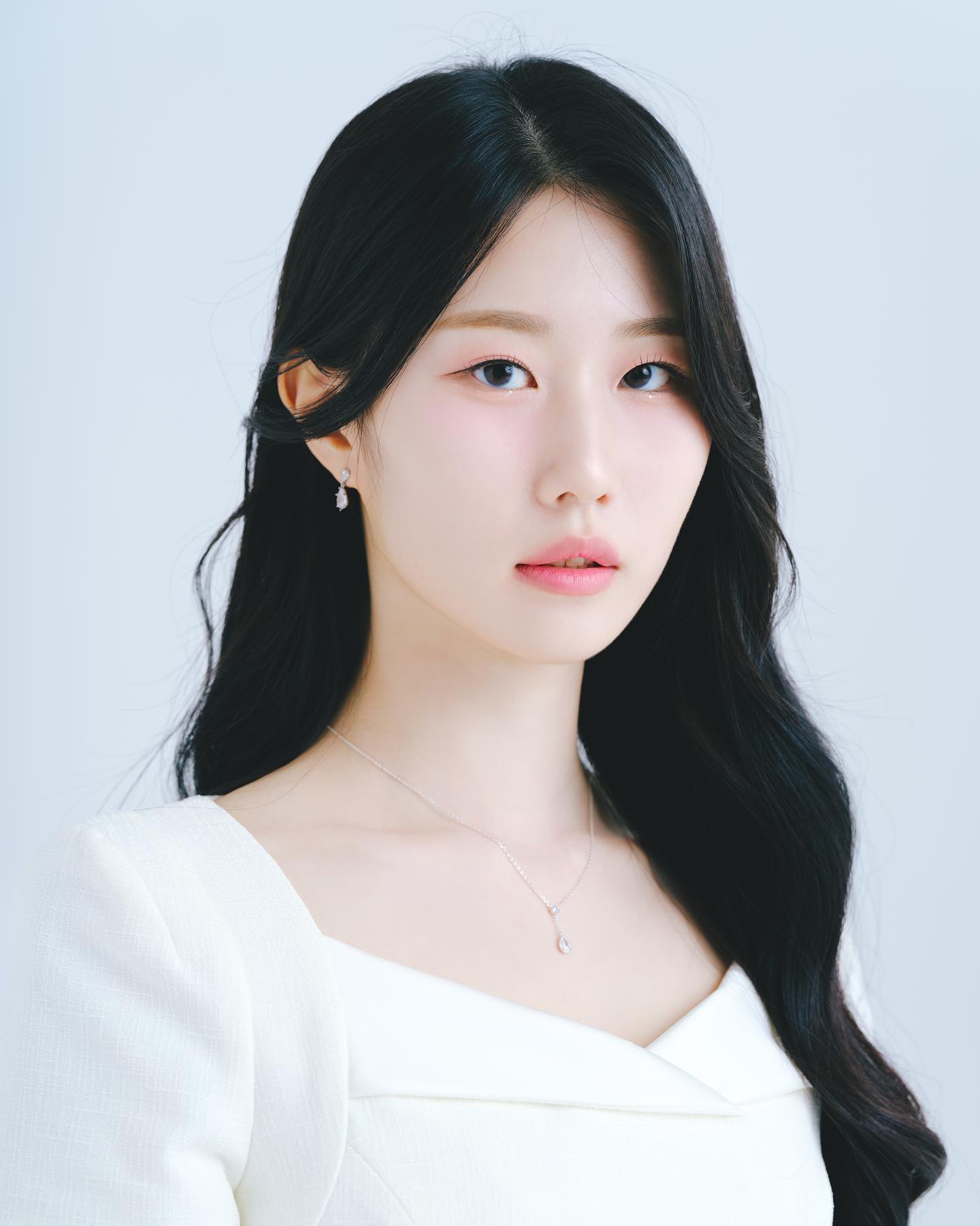 졸업 한발짝 가까이 🎓

졸업사진 찍던 날, 예쁜 원피스와 메이크업 낭비할 수 없지 마인드로 촬영 계획! 

프로필 사진 오랜만에 찍어서 두근두근하면서 스튜디오 (mongtree.studio ) 및 다양한 컨셉이랑 소품까지 계획하면서 신남ㅎ 확신의 J 👀

1. 인생원피스 안살수가 없었던... 👗bau_by_brideandyou 그리고 깔끔유니크실버 주얼리 찾은 branden__official 
 
2. 가천대 졸업가운은 안입는게 아쉬워서 따로 대여함 (정보는 DM 주세요)

3. 쨍한 남색이 들어간 콘페티를 찾다가 재고 부족해서 따로 연락까지 드려 준비했는데 기대했던 대로 콘페티 샷이 너어어어무 예쁘게 나와서 햄복했던 하루 🎉 (youil.party)

메이크업도 지금까지 받았던 곳 중 가장 맘에 들었다!! 뚱애교 + 속눈썹 + S컬 짱짱... i0i88 theclassmakeup 

그리고 언제나 찍고 편집해준 raflia.jpg 에게 감사를...📸

#셀프촬영 #셀프졸업사진 #셀프촬영소품 #스튜디오촬영 #졸업사진 #졸업사진컨셉 #졸업사진촬영 #가천대 #가천대졸업 #가천대졸업사진 #일반인모델 #일반인프로필 #콘페티샷#의대생
