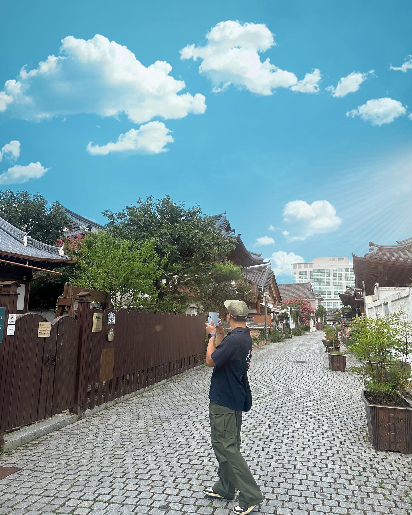 #국내여행 기록
전주,하동,여수,광양

📌#전주 : 전주한옥마을은 일단 들려줘야 제맛. 확실히 고즈넉한 아름다움이 있는 곳이긴하다. 평일에 가니깐 사람 없어서 편안한게 구경함. 
종로회관이란 곳에서 전주육회비빔밥 먹었는데 정갈하고 깔끔했음. 주말에는 웨이팅 심할것으로 예상됨 ㅋㅋㅋ 

📌#하동 : 간만에 힐링한곳. #호연가 독채 한옥에서 #촌캉스 까지 완벽 그잡체. ㅋㅋㅋ 감각적인 인테리어와 분위기에 취함. 그리고 정국 어머님도 가셨다는 평사리의아침 카페에서 모닝커피까지... 또 쉬러 가고싶다

📌여수 : 다들 #여수여행 가봐서 나도 가본곳 ㅋㅋㅋ 그냥 케이블카 탄거 말고는 뭐 없네 싶었는데 주말인데도 차가 없어서 드라이브하기 오히려 좋은데?? 한곳 ㅋㅋㅋ 도심내 핫플안가고 해안가쪽이나 산길따라 드라이브하면 쫙뻗은길도 있고 뷰도 좋아서 의외로 괜찮음. 아참 여수 정다운식당에서 꽃게장 두번드셈 갸꿀맛임. 

📌#광양 : yb._kim yoni_0427 또해줘 음식 ㅋㅋㅋㅋㅋ

서울에서 여수까지 자차로 이동했는데 반자율 없으면 너무 힘들었을듯ㅋㅋㅋㅋ 진짜 편안하게 갔당 담엔 어디가징?