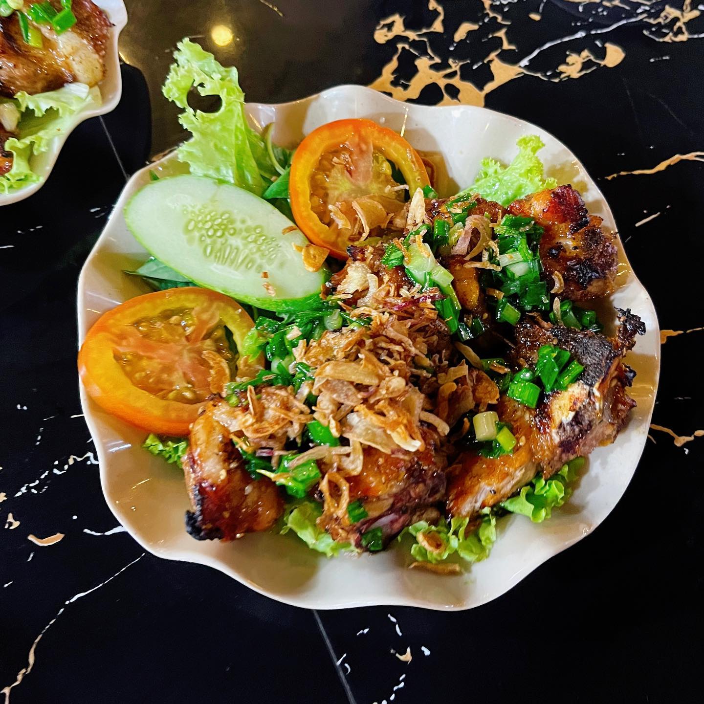 #BongBBQ 
📍위치: 베트남 푸꾸옥 소나시 야시장
-베트남 여행을 갔다왔는데..! 너무 추천하고 싶은 맛집이 몇개 있어서 몇개만 업로드 해보겠습니다..! 푸꾸옥 가실때 꼭 가보셨으면 좋을것같아요!
❤️5000원에 직접 구워주는 등갈비 바베큐!
🧡5천원 퀄리티라고 믿을수없는 부드럽고 알맞게 구워진 바베큐(등갈비, 삼겹살 모두 있음!)
💛볶음밥은 진짜 꼬슬꼬슬하고 한국인이 사랑하는 마늘냄새와 향, 마늘슬라이스가 진짜 듬뿍! 여러가지 볶음밥을 먹어봤지만 여기 마늘볶음밥이 진짜 레전드임
💚오징어 튀김도 추천은 하는데 배부르다면 앞의 바베큐와 볶음밥을 먹길 추천! 무난무난한데 가성비로 먹는느낌!
💙가족끼리 장사하시는데 진짜 친절하심!
💙전반적으로 가격이 매우 저렴함. 근데 퀄리티가 미쳐서 사람이 많음! (개인적으로 소나시야시장에서 사람 많은곳이 여기밖에 없는다는 느낌을 받았음!) 사람많은곳은 이유가 있는 법! 푸꾸옥가면 꼭! 반드시 먹어보길 추천! (이번에 푸꾸옥 가서 2번이나 감)
💜추천메뉴: 등갈비 바베큐, 마늘 볶음밥
🤎재방문의사: 90%

#맛집스타그램 #맛스타그램 #맛있다그램 #먹스타그램 #먹방 #술스타그램 #오늘뭐먹지 #먹스타그램 #먹스타 #먹스타맞팔 #먹팔 #먹스타그램맞팔 #먹팔환영 #먹팔맞팔 #소통 #좋아요 #팔로우늘리기 #좋아요반사 #좋반 #좋아요늘리기 #팔로우 #맞팔 #likefoefollow #lfl #fff #f4f #follow4follow #선팔맞팔  #フォローバック
#いいねした人全員ファローする