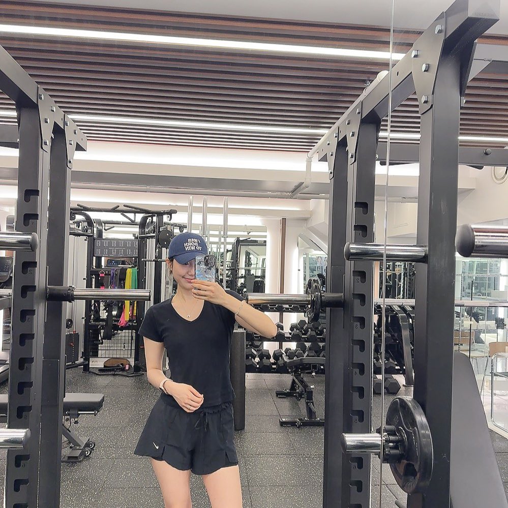 내가 짠 가슴운동 루틴 ✍️#운동기록 
오늘도 헬린이는 헬스장 출석완료! #가슴운동 #오운완 

어제 아침 저녁으로 운동해서 
살짝 망설였는데 막상 출석하니 넘 좋자나?! 

월(pt+개인운동) 
힙브릿지+백익스텐션 
아웃타이
브이스쿼트+ 스티프데드리프트 
풀스쿼트 

바벨숄더프레스 10키로 15회 3셋
덤벨숄더프레스 5씩 15회 3셋 , 6씩 13회 3셋
사이드레터럴레이즈 3키로 25회 3셋

화 
- 펙덱플라이 11키로 20회 
- 펙덱플라이 17키로 20회 3set
- 인클라인 체스트 프레스머신 11키로 18,20,22회
- 스미스머신 인클라인벤치프레스 10키로 20회 3set ⭐️
- 인클라인 덤벨 플라이 4키로 3set
- 인클라인 덤벨프레스 5키로 15회 4set
- 맨몸 푸쉬업 20회 3set ⭐️

#헬린이#가슴운동#전신운동#휴가#여름휴가#운동하는여자#먹기위해운동하는여자#다이어트#유지어터#헬스타그램#헬스녀#힘짱#가슴운동루틴 

#근짱#근력운동