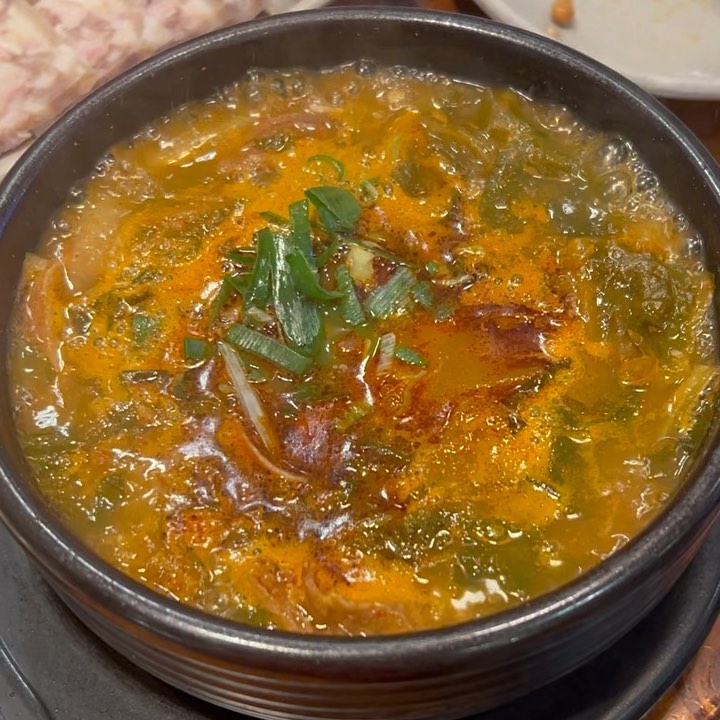 🧸안동장터소고기국밥🧸

얼큰한 국물이 입맛을 확 돋궈주는 안동국밥입니다! 24시간 영업이라 언제가도 사람이 북적북적🤣 술안주로도 좋고 해장 음식으로도 최고죠! 

얼큰국밥이지만 많이 맵지 않고 먹기 적당해요! 고기와 야채가 듬뿍 들어있어서 밥 한그릇 뚝딱 할 수 있어요🤤

쫄깃한 편육은 새우젓 찍어서 먹으니까 맛있더라구요! 반찬으로 나오는 오징어 젓갈하고 궁합이👍

소고기 수육은 부추에 싸서 먹으면 아주 고소합니다😎 근데 고기가 너무 얇아서 조금 아쉽더라구요😅 

▪️율량점-충북 청주시 청원구 1순환로 136 

▪️매일 24시간 영업

▫️안동얼큰국밥 11,000원
▫️편육 12,000원
▫️소고기수육 17,000원 

#청주국밥 #율량동국밥 #안동국밥