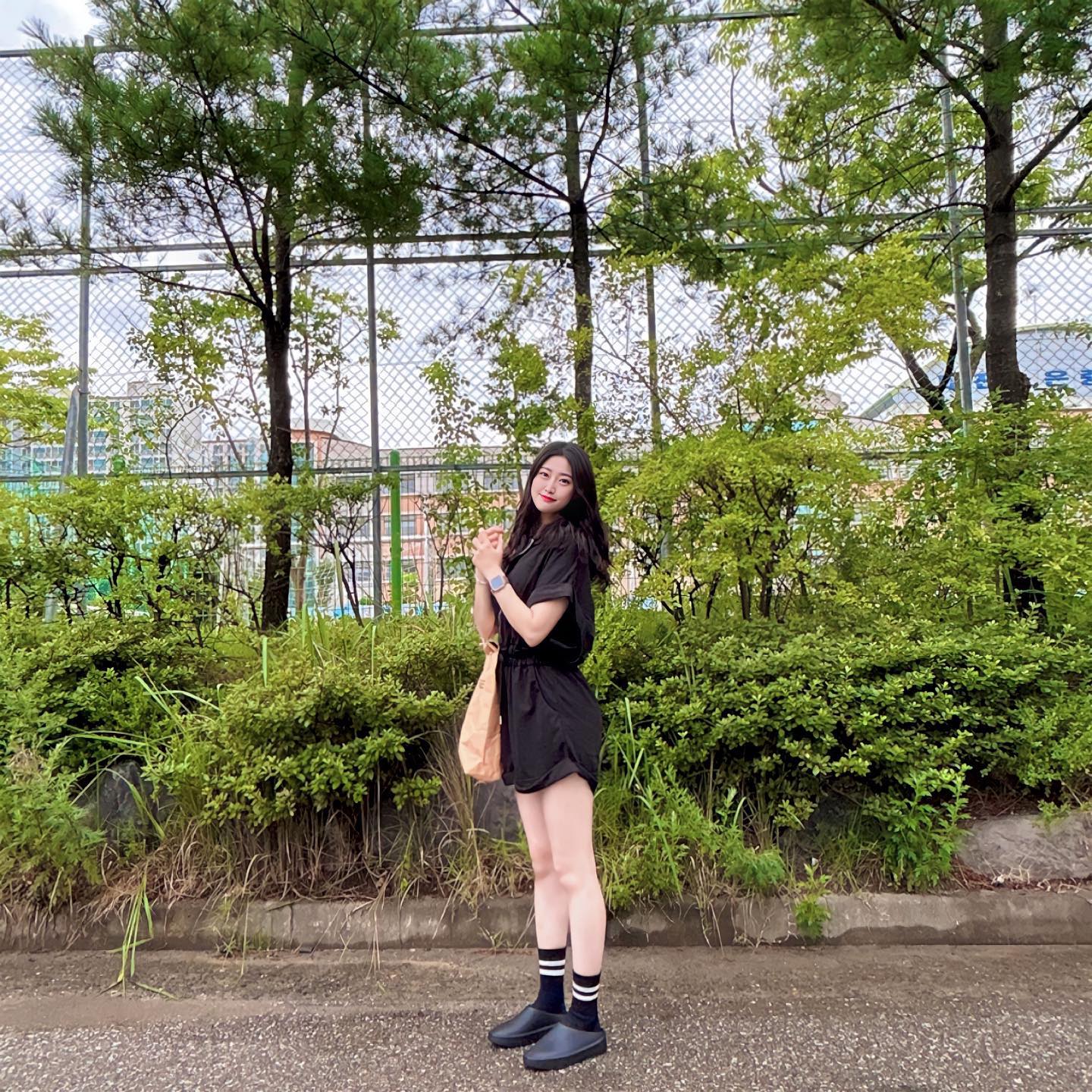 #협찬 #광고

그라운드트리 사이프리스 스퀘어 뮬 (groundtree_official)
구매링크 : https://groundtree.kr/category/shop/75/ 

요즘 크록스, 샌들은 흔해서 다른 트렌디한 디자인을 찾아보던 중 예쁘고 개성있는 클로그 뮬을 찾았어요! 👣
자연에서 찾은 편백나무 향을 담아 iu+고무를 섞은 새로운 소재로 푹신한 착화감뿐만아니라 방수와 오염에도 강해 여름철 비도 많이 오고 습한 날씨에도 딱 이더라고요! ☔️
뮬 자체가 슬림한 라인이라 캠핑, 여행, 간단한 산책등 다양한 옷 스타일에도 안성맞춤!❣️ 어떤 코디든 잘 어울려요! ☺️
매일매일 손이 가는 신발! 
그라운드트리 사이프리스 스퀘어 뮬 추천드립니당ෆ덤으로 상자 대신 오는 친환경 신소재로 제작된 가방도 너무 유니크하고 귀여워서 평소에 유치원 갈때 서브가방으로 활용하기 좋았습니다! ෆ╹ .̮ ╹ෆ 
.
.
#여행#캠핑#여름휴가#클로그#그라운드트리#여름샌들#ootd#daily#daliylook #instadaily #instagram  #photo #dailygram #selfie #selca #follow #dm #f4f #일상 #소통 #오오티디