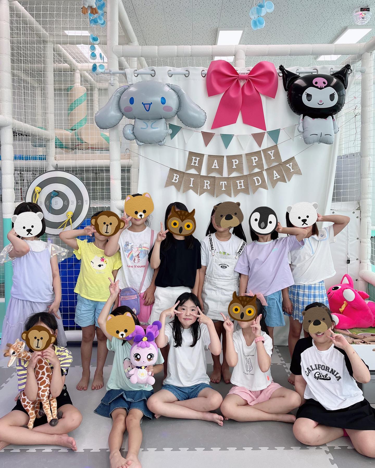 #생일주간

서열1위의 하고싶은거 다하는 한주 🎂🎁
에어바운스대여해서 집에서 동네친구들이랑
소박하게 파티하고 싶다더니
방학날 초딩 12명과 키즈카페 대관까지함🫠

매일매일 이벤트 하나쯤은 해야 끝나는 하루..
오늘은 오전일정끝내고 물놀이장갔다왔는데
진심… 애미 몸 부셔집니다…. 🫨😵‍💫😵