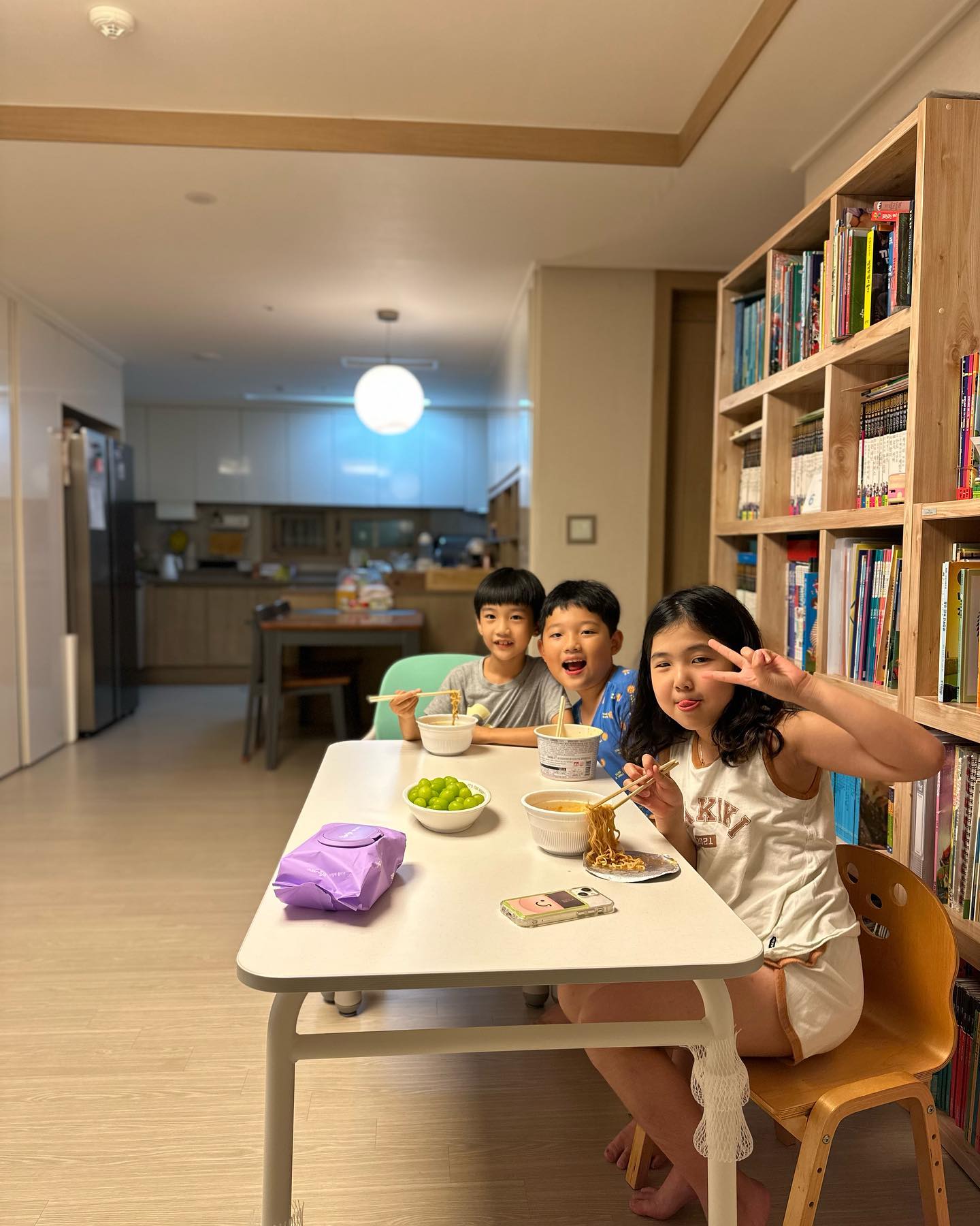 #오늘방학

오늘 부터 방학인 아이들을 위해!
야식 컵라면과 포켓몬 영화관람!
12시까지 논다는 아이들..
우리 짧은 여름 방학 즐겨보자!!!

#초딩#여름방학#방학특집