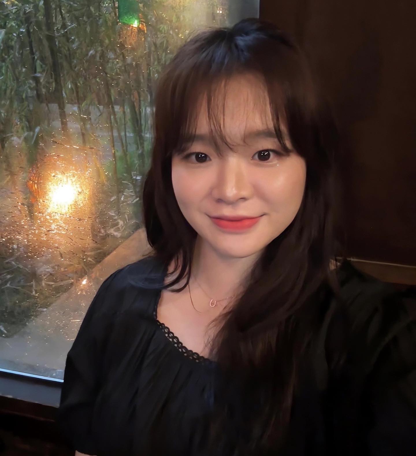 입시강사에겐 제일 바쁜 주말. 결혼식때문에 무리해서 일정을 빼고 빠듯하게 오고 간 서울일정에 그저 가만히 쉬고 싶었지만, 그 시간이라도 가득 가득 채워주려고 노력하는 그 마음이 예뻐서 물집 잡힌 발이 아프단 불평 한마디 않고 기분 좋게 너를 따라다녔다. 눈치없는 비에 나를 한강에 데려가지 못해서 슬퍼하는 모습에, 웃음이 나왔다. 그런 모든 배려와 사랑덕에 늘 대구로 돌아가는 길이 슬프고 아쉽기만하던 서울여정이 처음으로 아쉽지도, 슬프지도 않았다.
-
존재자체가 위로인 사람을 허락하심에 내내 감사하고 당연히 여기지 말아야지.