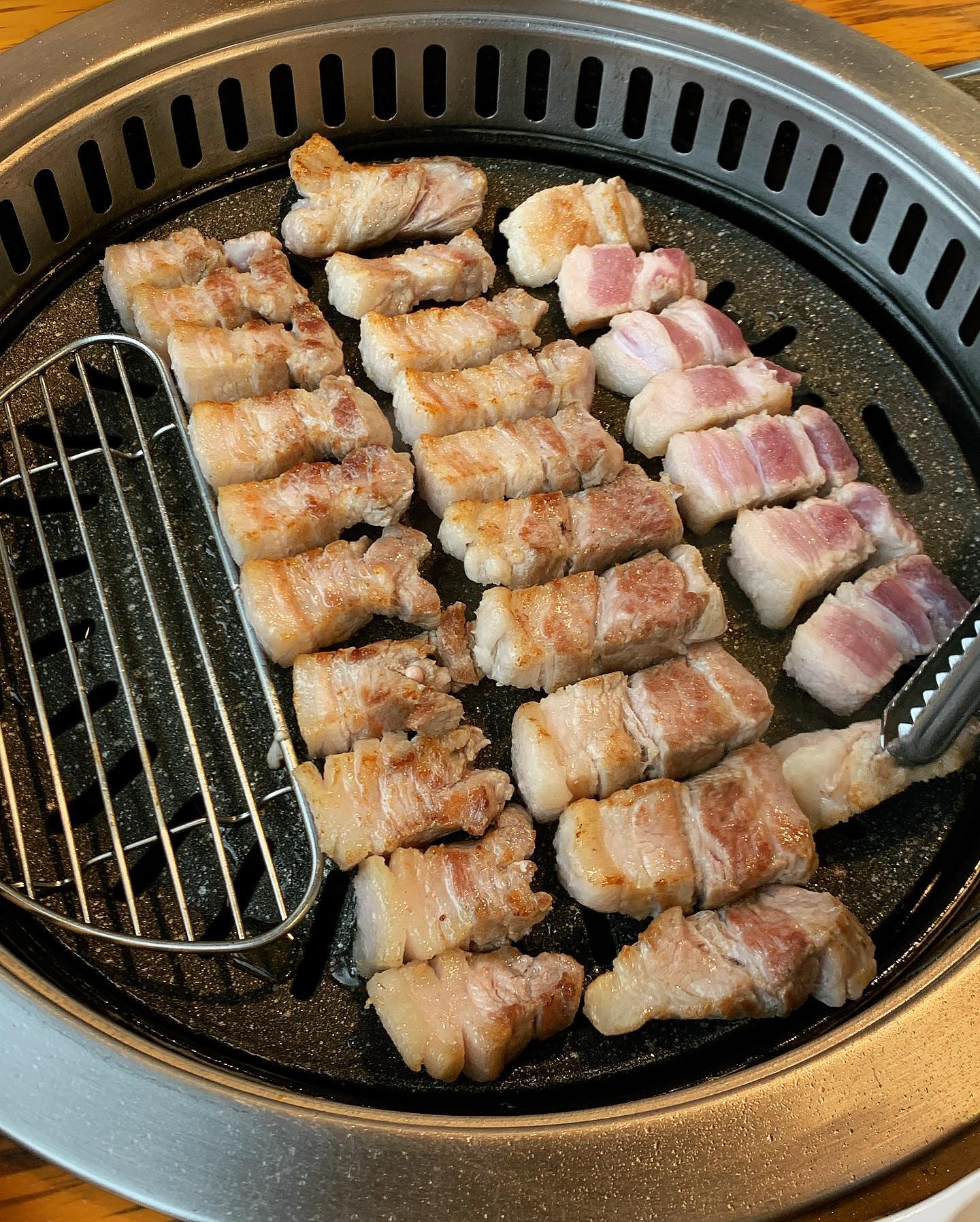 맛있는 고기에 묵은지 김치찌개가 아주 밥도둑!
반찬도 깔끔하고 다양했어요🙊

저는 두껍삼 실속세트A 
숙성삼겹살 or 숙성목살 3인분 + 김치찌개 1인분 + 음료수 1개
삼겹살로 선택해서 먹었는데 육즙 좔좔..🤤

📍두껍삼 가산직영점

#협찬 #가산고기집 #가산디지털단지맛집 #가산디지털단지역고기집 #가산디지털단지삼겹살 #가산디지털단지회식장소 #두껍삼 #두껍삼가산직영점 #고기맛집 #가산고기집두껍삼