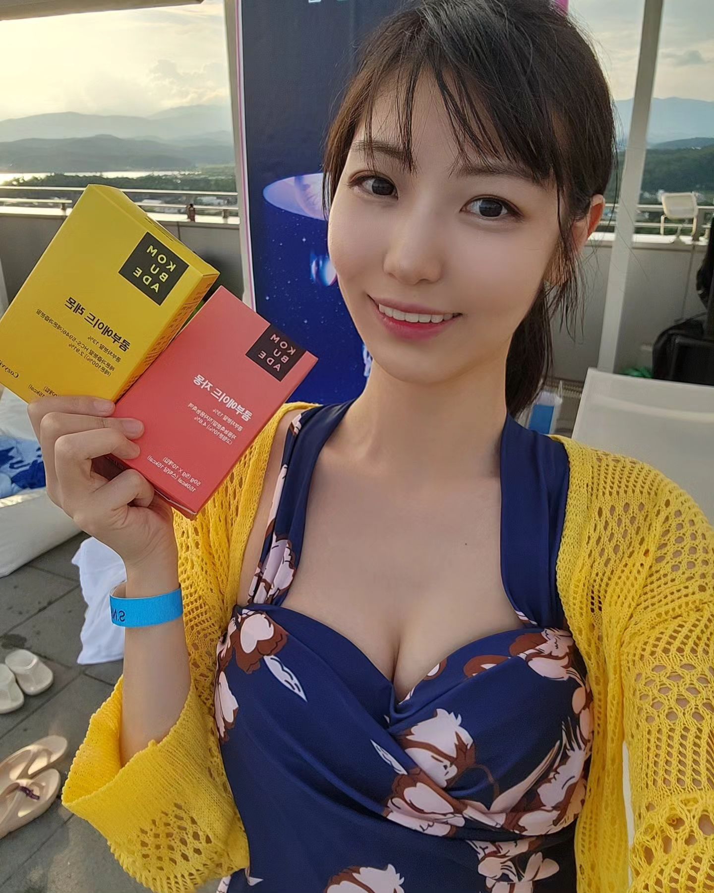 용봉 #다이어트 소식 2탄!ㅎ
먹는거 너무 좋아하고 맛에 정말 예민하지만...! 나쁜식습관을 가지고 있던 용봉ㅠㅠ
한정식을 먹을때도 절대 콜라는 포기할수없었는데..!
#탄산음료 를 어느정도 대체가능한 맛있는 다이어트음료를 찾았어요!^^
#코지바이브 의 #콤푸에이드
cozyvibe_studio
이제품 알게되고나서 치킨과 피자같은 음식외에 웬만한 간식엔 콜라대신 콤푸에이드로 바꿨어요~~!

작고가벼운 가루형태의 팩으로 휴대성도 용이한데 
☆맛.있.어.요☆!^^ 
저는 물에타서 먹는#발포비타민 같은것도 특유의 약냄새때문에 못먹는데~ㅠ 얘는 거부감없는 #레몬에이드 #자몽에이드 
#운동#라운딩 시에 시원한물에 타서 먹거나 #탄산수 에 타서 먹어도 완전맛있어요! ㅎ

초저분자#피쉬콜라겐 과 #히알루론산 첨가로 며칠 마시면 #비타민수액 맞은것처럼 뭔가 피부가 좋은느낌도 있고~
프로바이오틱스 19종첨가로 소화가 안될때 탄산음료마시는것처럼 마시면 #장건강 에도 좋아요!

다이어트에 좋은 콤푸에이드지만 기호성이 너무 좋아서 저는.... 소주에도 넣어먹었답니다....^^
한때 맛나게먹던 순하리에 탄산이 살짝들어간 #모히또 스러운맛이라 #해변 에서 먹기 최고의 술을 만들었어요.ㅎㅎㅎ

#콤푸차#존맛탱#풀파티#수영장#여행스타그램#휴가스타그램#협찬#광고#골프스타그램#비키니