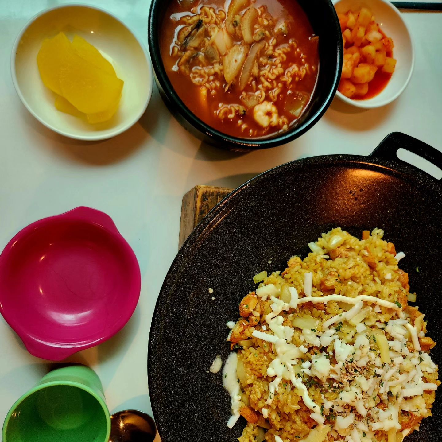 #철판볶음밥 #역삼맛집 #먹스타그램 #먹팔맞팔 

역삼역에 있는 철판볶음밥 전문점 
2인이 가면 볶음밥을 한철판에 담아주기 때문에
메뉴를 통일해서 먹어야한다냥+ㅅ+

그러나 통일해서 먹어도 굉장히 고슬고슬하고 맛있다냥
원래는 떡볶이를 서비스로 주시는뎅

운좋게도 해물라면을 서비스로 받았다냥+ㅅ+캬하핳 
이미 근처 회사원들에겐 맛집으로 소문나있는집!

테이블이 많진않아 점심엔 재빠르게 가야한다냥+ㅅ+