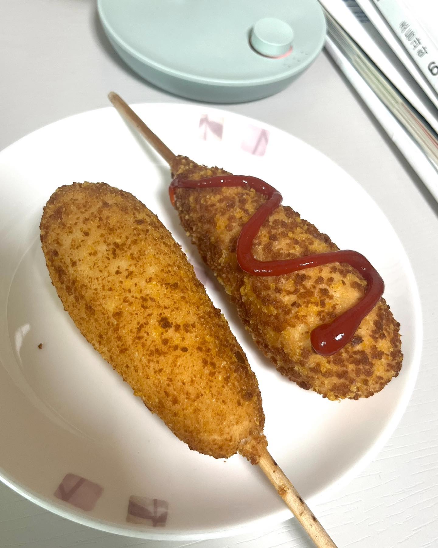 [동원-퀴진 치즈 크리스피 핫도그]

<< 냉동 핫도그치고 너무 바삭하고 맛있었던 의외의 퀄리티!!

요즘 날이 더운 바람에밖에 나가서 외식하기도, 그렇다고 집에서 무언가를 만들어 먹는것도 다 귀찮은 요즘

동원에서 나온 “퀴진 치즈 크리스피 핫도그” 로 출출할 때 식사대용으로 추천드려용 ㅎ
ㅡㅡㅡㅡㅡ

윗 부분엔 쭉 늘어나는 스트링치즈, 
아랫부분엔 95% 돼지고기가 들어간 소시지로 반반 핫도그에요. 

♡ 포장 : 한 팩에 총 5개 들어있고 개별포장 돼있어서 냉동실 보관하기 편할 것 같네요

♡ 조리방법 : 눅눅한 핫도그 좋아하시면 > 전자렌지 1분, 바삭한 핫도그 좋아하시면 > 에어프라이기 12분30초 ㄱㄱ!

♡ 총정리 : 기름내x 바삭하고 쫄깃한 빵, 
잘 늘어나는 스트링치즈, 
육즙 가득 뽀독한 소세지까지

셋 다 기대이상의 퀄리티여서 저는 너무 만족하면서 먹었어요! ㅎ.ㅎ

머스타드랑 케찹 맛드러지게 뿌려서 갓 튀긴듯한 튀김옷과 뽀독한 소세지 입안가득 하고 싶은날.. 
또는 아이들 방학간식으로 간단하게 먹을 수 있는 음식 찾으신다면 🌭🍟

동원-퀴진 크리스피 치즈 핫도그
추천해용 ♡ ♡ 
​

#동원 #냉동핫도그 #퀴진치즈크리스피핫도그 #치즈학도그 #소통 #먹팔맞팔 #먹팔 #내돈내산 #맞팔 #솔직리뷰
