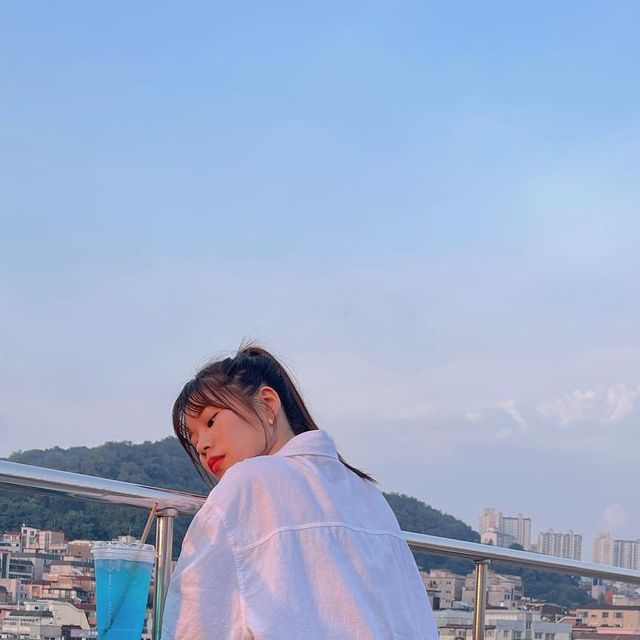 래리 𝒕𝒐 𝒈𝒐? on Instagram: "#협찬 더운 노을과 레모네이드🍸 👖버뮤다 하프 팬츠 - mint @1rony9orno_official 찌는 듯한 더위 식혀주는 시원벙벙 바지👍 더운바람과 함께 보는 노을도 나름~ #