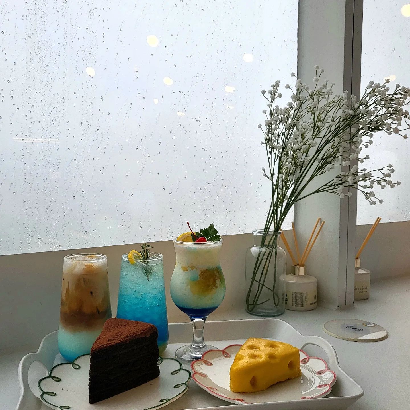 여기 진짜 맛집이에요!!!

광안 리뷰가 잘 보이는 카페입니다
뷰 맛집+ 치즈케이크 맛집이더라고요!! 치즈케이크가 톰과 제리에 나오는 치즈랑 비슷하더라고요!! 엄청 꾸덕꾸덕하고 치즈 향이 강해서 좋았어요!! 바다 느낌의 에이드와 라테를 같이 먹었는데 역시 달달한 케이크에는 라떼랍니다...
광안 리뷰를 보면서 즐기고 싶으시면 추천드릴게요!!

☕️ 뚜벅스 광안점 
☕️ 부산 수영구 광안해변로 239 7층
.
.
.
.
#먹스타그램#맛스타그램#푸드스타그램#카페맛집#광안리맛집#광안리카페맛집#광안리카페추천#뚜벅스광안점#뚜벅스#치즈케이크#광안리뷰#뷰맛집#분위기맛집#디저트맛집#좋아요#follow#먹팔#먹팔해요