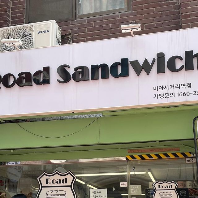 정세빈 on Instagram: "✨미아사거리역 로드샌드위치✨ 지점 외관 내관 모두 귀엽고 깔끔하고 좋았어요 로드샌드위치는 바게트로 되어있는 바게트샌드위치라 포만감 있고 더욱 맛있었어요 샌