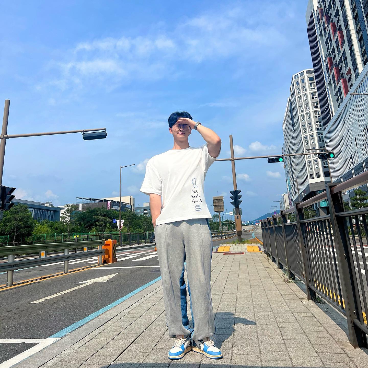 #협찬 날씨는 진짜 🥵심각한데 사진은 잘 나오니 할 말이 없네...🙃
.
.
.
요즘 날씨가 정말 💦습하고 🔥더운 동남아 날씨 같은 계절인 거 같아요... 가만히만 있어도 😰땀나는 때에는 그냥 가벼운 반팔 티 밖에 선택지가 없는 거 같아요!
그래서 반팔 티를 보고 있던 중 헤지스(hazzys_official)에서 반팔 티를 선물해 주셨어요~🎁
단순히 깔끔한 디자인이 아니라 ✨포인트가 가미된 귀여운 티셔츠이기에 많은 분들도 데일리하게 코디하시고 좋아하실 거라 추천해요👍
.
.
.
.
stylemate_official lfmall_official #LF #LF몰 #나의패션취향 #나의패션클럽 #헤지스맨 #스타일메이트 #반팔티추천 #반팔티 #반팔티셔츠 #여름코디추천 #패션코디 #코디룩 #남자옷코디 #코디샷 #일상코디 #패션계정 #패션 #남자코디추천 #오늘뭐입지 #남성패션 #캐주얼코디 #데일리룩 #오늘뭐입지 #오늘코디 #코디맛집
