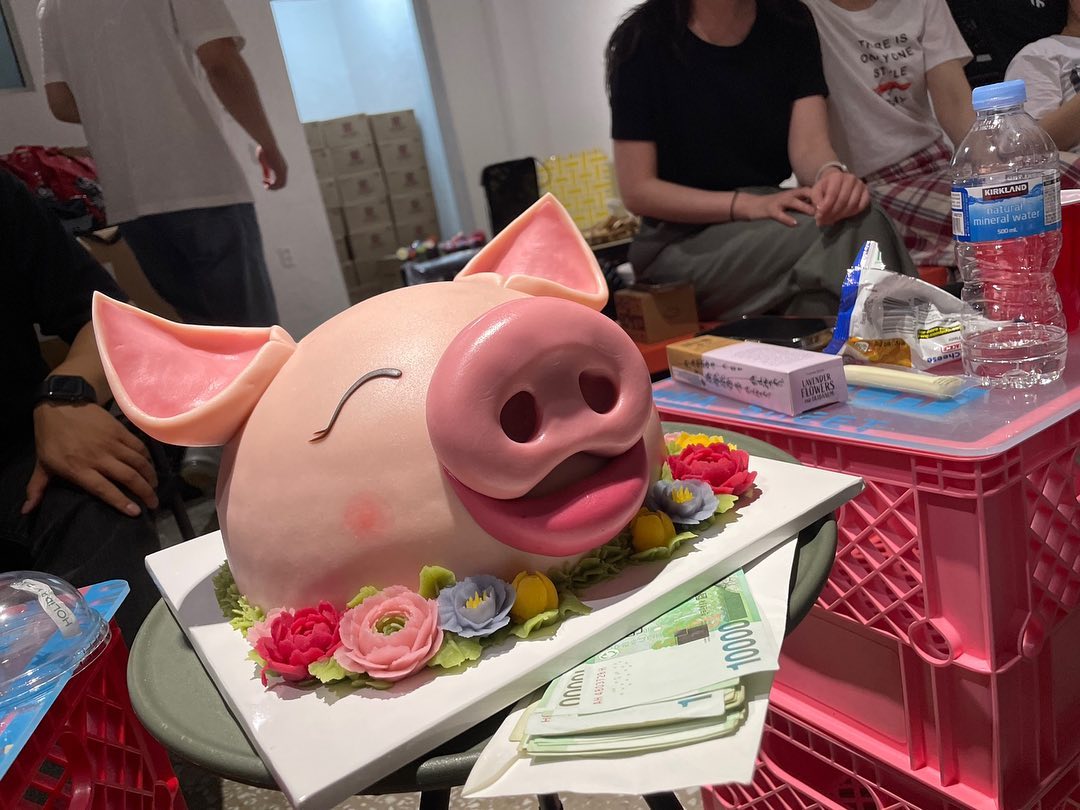 저 닮은 돼지케잌과 함께한 개업식!

많이 부족했지만 와주신분들, 응원해주신분들 정말 감사했습니다!

앞으로 두배 세배 열배 갚으면서 장사에서 사업으로 이뤄나가겠습니다!

다시한번 응원해주신 모든분들께 감사 드립니다!
#홀리데이팩커즈 #HOLIDAYPACKERS #캠핑 #캠핑용품점 #사업 #개업식 #개업파티 #나닮은 #돼지머리 #대박기원