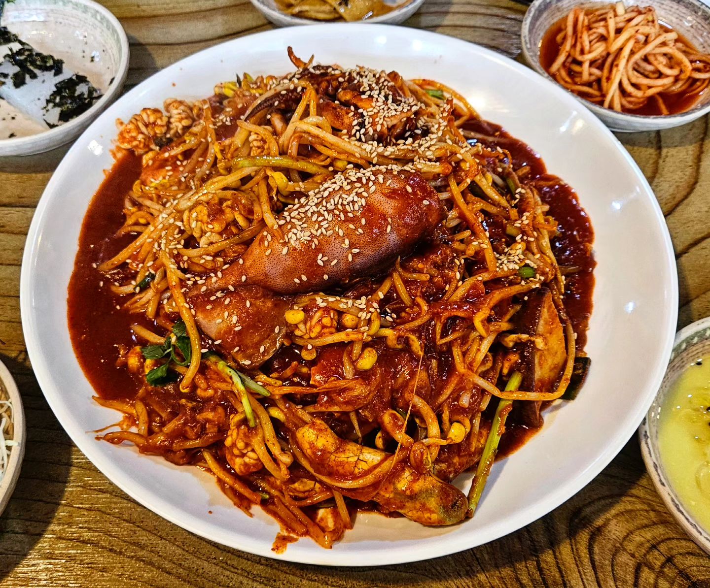 금정역 복아구찜해물탕원조집

👉 이름이 무지하게 길고 기본찬으로
  조개탕이 나오는 해물찜 맛집 😋

여기는 인기가 많은 식당이라 해산물들이 
신선하고 양도 푸짐쓰 기본맛도 매콤 🌶
같이 나오는 조개탕에 청양고추 가위로
쏭쏭 잘라서 끓이면 쏘주 안주로 딱! 

📍 경기 군포시 군포로707번길 20 1층

🕓 매일 10:00-22:00

💰 해물찜 소 40,0 

#금정역 #군포맛집 #복아구찜해물탕원조집