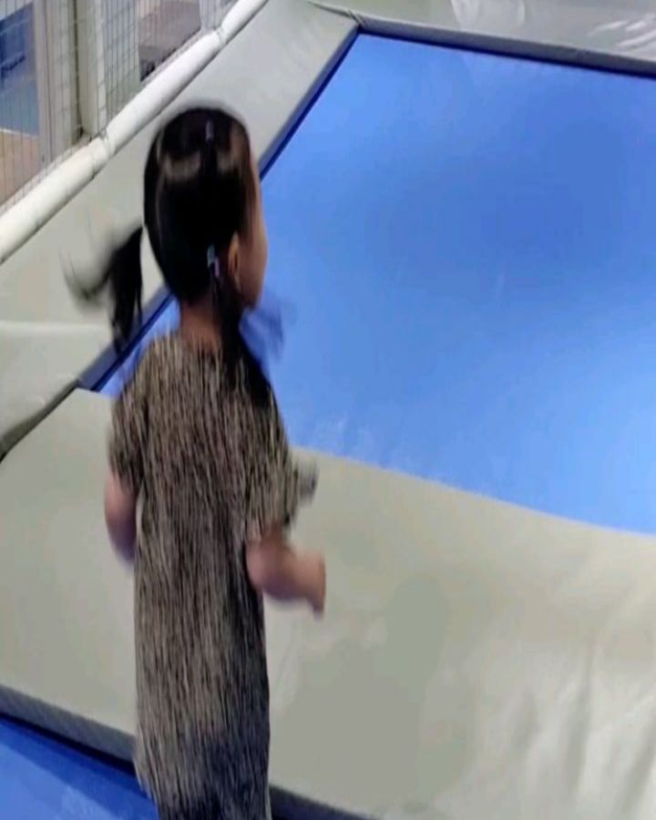 인생 2회차 뽀로로 테마파크.

입구를 통과 하자마자 냅다 달려던 뒷모습을 보며 맴찢. 
얼마나 오고싶어 했던가...

작년에 왔을 땐 방방이에서 낙엽처럼 나부꼈는데, 올해는 컸다고 작은 아가 앞에서 못 일어나게 뛰는 걸 보고 식겁.
(왜 죄송은 엄마의 몫이니)

선물가게에 들어가 장난감 사달라고 버티기와 땡깡도 부리고, 가기 싫다고 징징대기도 하고, 끝나는 시간이라 다들 간다고 뻥치는 엄마에게 아직 아무도 안나오잖아!!라며 옳은말도 곧잘했더랬지.

한번 놀면 돈값하는 니 덕분에 보람이 가득하다♡

근데 유주야. 작년에 이어 올해도 엄마혼자 널 감당하려니 허리가 느무 아프다.
다음엔 꼭 아빠와 오자~

.
.
.

#여행
#제주도 #제주도2일차 
#손꼽아기다린날 #뽀로로앤타요테마파크제주 
#체력좋은아이 #체력저질엄마 
#이번에도불태웠다🔥