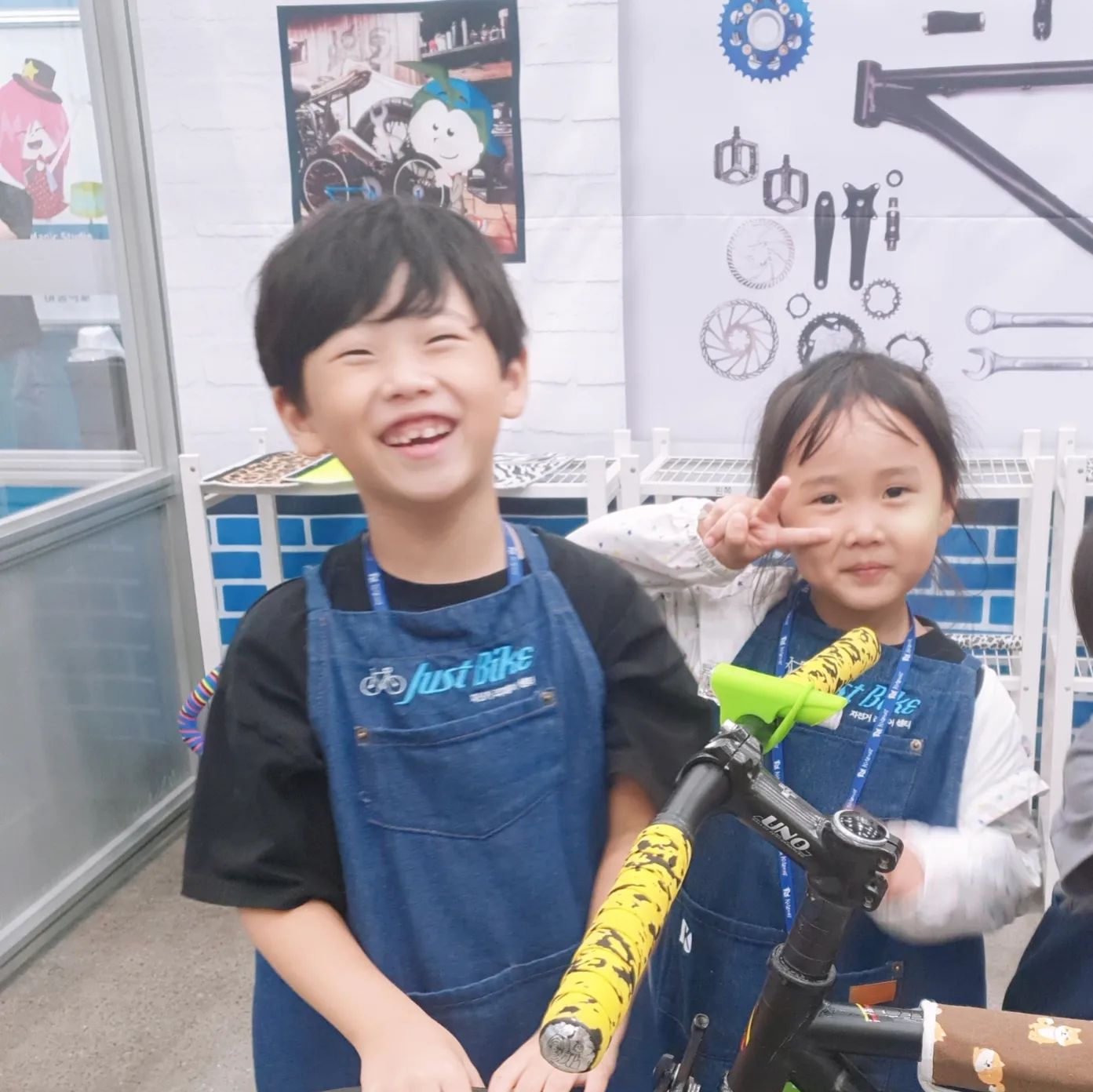 #박남매 #일상
 
 
노동의 결실(?)을 맺은 날ㅋㅋㅋ
 
부산 키자니아에 다녀온지 한달만에 다시간 키자니아에서 
지난 3년간 안쓰고 모아두기만 했던 키조를
한방에 쓰고 행복해 해서 괜히 내가 뿌듯하고,
너희가 일해서 모은 돈으로 산거란 얘기에 
즐거워하고 뿌듯해하던 아이들ㅋㅋ
 
 
자, 얘들아 다시 부산으로 일하러 가자
 
 
(오늘도 헤어살롱에서 만난 그녀가 너무 예뻐 자꾸 쓰다듬던 그남잨ㅋㅋ)
 
 
 
#대구아이와갈만한곳 
#대구어린이체험