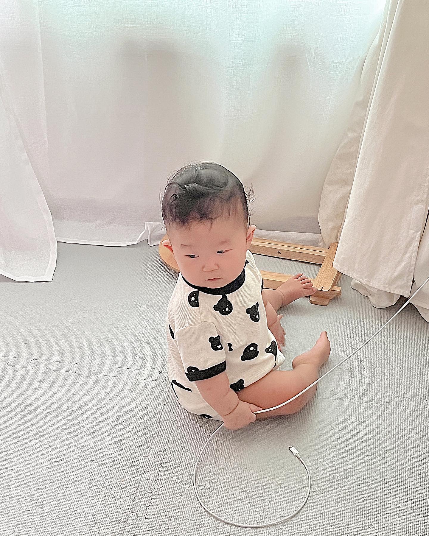 사고 치기 전
인데 뭐이리 시크해? 
나 아직 안했어요 당당함 살짝 잡고만 있었어요 
맞아요 그때가 왔어요 전기 코드를 숨겨야 할때 보이면 돌진 😂 흠칫 안되~ 하고싶었어? 그랬구나~ 보살이 되어가는 😄

랑이 낳고 살면서 “그럴 수 있어 ” 하는 말을 
정말 많이 하는거 같아요 나중에 랑이가 “엄마도 그럴 수 있어” 하는 날이 오겠죠? ☺️ 
벌써 설레는 그나저나 이폰이 또 파업해서 사진이 이모양.. 
너무하네 일해 비싼 값을해😩 
⭐️잡스 하늘에서 일하지 말고 다시 와요 ..⭐️