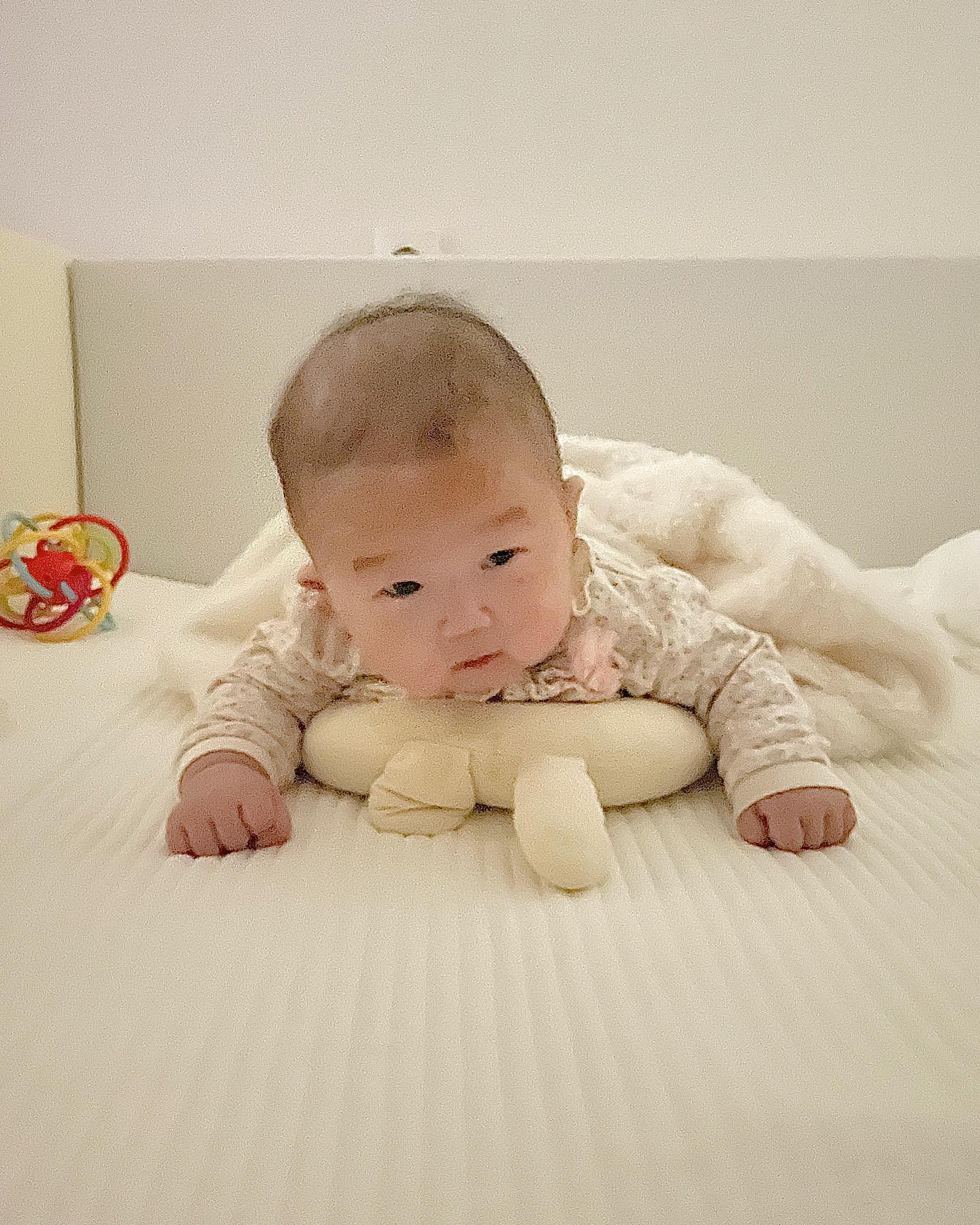 #감탄 어머.. 뽀시래기 랑 🤍
흐리지만 이쁜거 다보여 
한동안 잊고 지내 몰랐는데 #쑥쑥찰칵 
데이터 손실 피해가 있었다네요 
다행히 랑이 사진은 무사합니다 🥹

그로인해 요즘 너무 바쁜데 성장 동영상 
제작겸에 시간여행 합니다 
모든 사진을 다 옮길껀데 한 대략 1주일 봅니닼ㅋㅋ 😆 
1만장 넘게 있는거 같던데 언제 정리 하지.. 😄 

오늘의 랑이는 8월 시작으로.. 기념했니? 
5시30분에 일어나서 엄마 강제로 날샌
밥도 야무지게 잘먹고~ 슬슬 장꾸 기질이 보이는데 억제 시키지 않고 맞는 선에서 다하게 해주는 중 오늘일 인데 역시 출산과 같이 머리까지 낳았나봐요🥹 기억이 가물가물하네요 

심장수술을 끝냈지만,? 어쨌든 그래도 바쁜 
하루 정신이 너무 없는 요즘 그리고 또 난 돌준맘이렸다.. 😄 이하 생략 돌끝맘으로 돌아 오고 싶네요 😭 너무 많이 알아봐서 토할 지경 저도 얼른.. 후련해 지고 싶어요 소규모로 한다지만 어느정돈 다해주고 싶은 건 엄마마음 😆 

언제 이렇게 커서 첫생일을 한다구~ 정말~ 
대견하다 ❤️😍 최하랑 
아 슬슬~ 자기주도 할수도 있을꺼 같아요!!
처음으로 숟가락을 비록 아무것도 없었지만 입에 넣고 흥미가 보여집니다!! 드디어!! 

우리도 다 파해쳐보자!! 엄마가 열심히 치울겤ㅋㅋㅋ 😎 종종 랑이 리즈 시절 데리고 올게요~ ❤️😆 
의견을 내는 아이 샤워를 하면 물이 뜨거우면 우어엉어 하고 차가워도 우어엉로 자기가 지금 어떤지 표현하여 엄마를 놀라게 했어요~ 
그동시 어찌나 사랑스럽던지❤️ 사랑이야.. 
하랑이💙 건강길만 걷자~ 행복하자 아프지말고 😎💕

아!! 오늘 랑이 처음으로 전먹었어요 팽이버섯전!! 두부전!! 
이건 메모해야해!!!🤍