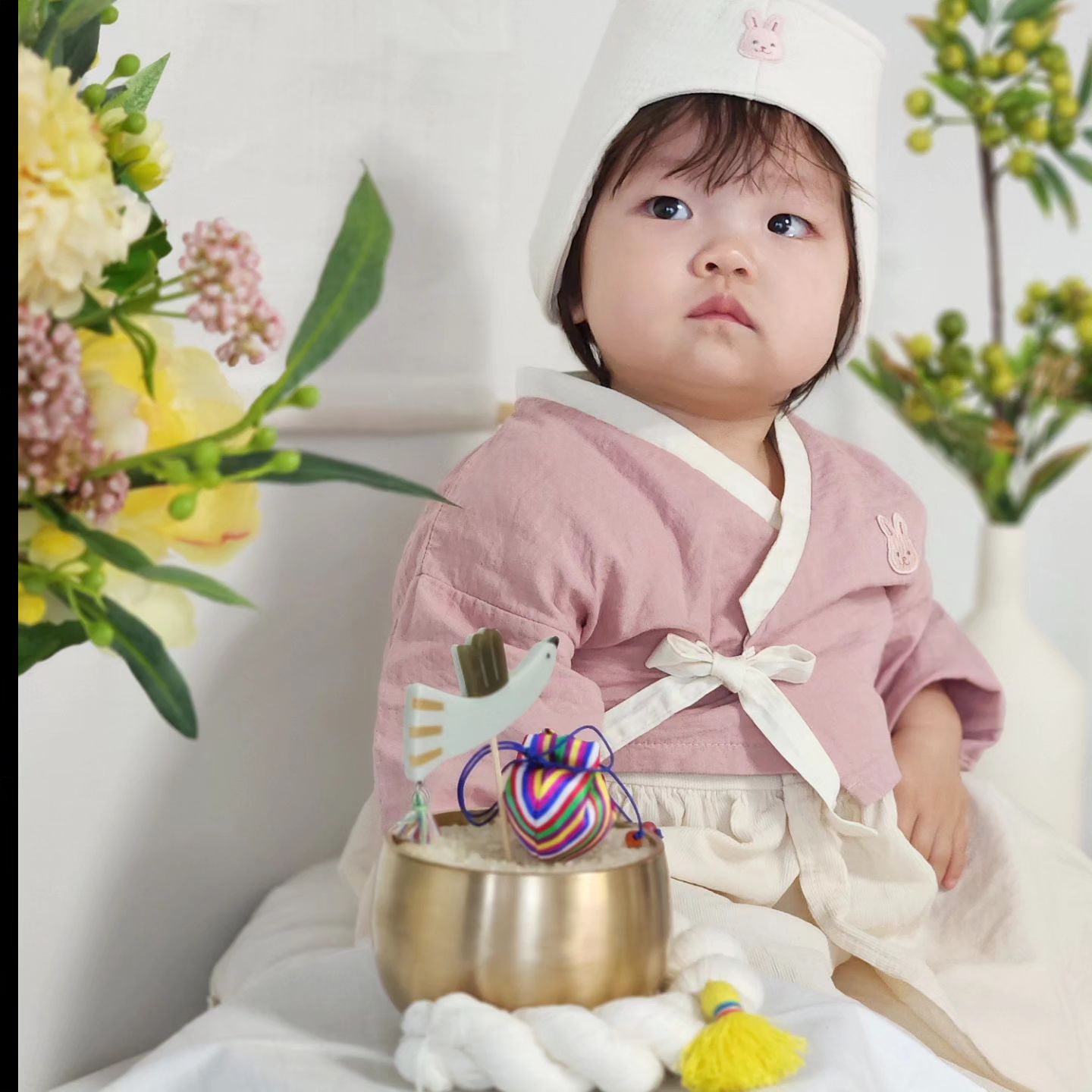 일 년 전 세상으로 나온 우리 딸❤️
뱃속에서 나온다고 고생했다는 엄마 말에
대답하듯 크게 울어준 우리 딸!
첫 생일을 축하하고 사랑해❤️
.
돌상 grattis_table
돌떡 haedam_tteokbang
.
#첫돌