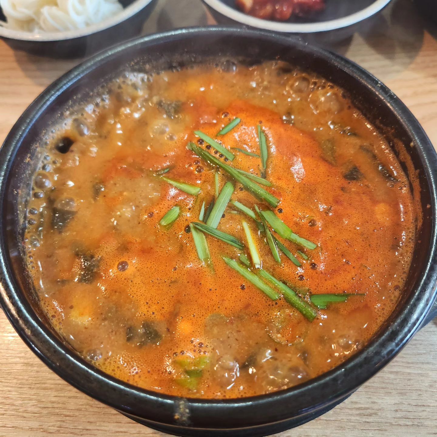 눈팅만 하다 진짜 오랜만에 쓰는 피드 ..👋
벌써 8월이네요🌿 시간 너무 순식간에 지나가는듯 🥲
⠀
최근에 발견하고 방문한 #추어탕맛집 .. 🫶
저는 추어탕을 나가서 사먹어 본 기억은 없는데 
여기가 맛있다고.. 해장 끝판왕이라고 해서 들린 곳🔥
#송담추어탕 부산범방점에 방문했어요💕
⠀
해장용이라 고민없이 #얼큰이추어탕 으로 바로 주문 했더니
여러가지 밥도둑 밑반찬도 금방 셋팅해주셨어요 😋
근데 추어탕집 가면 원래 소면도 같이 나오나요? 
국밥 먹을때만 나오는거 아닌가.. 🤔
⠀
뚝배기에 갓 나온 추어탕에다 다진마늘, 땡초, 산초가루로 
취향에 맞게끔 간해서 소면 먼저 싹〰️ 깍두기랑 같이 먹고
밥 말아서 한그릇 뚝딱했더니 진짜 땀 한바가지..🤣🤣🤣
⠀
진짜 이만한 해장+몸보신이 없네요.. 한숨 자고 싶었음..😴
너무 맛있게 먹어서 다음에 또 가야겠어요.. 강추👍👍
⠀
⠀
#뿌귤_맛집 #내돈내산 #범방동맛집 #추어탕
⠀
