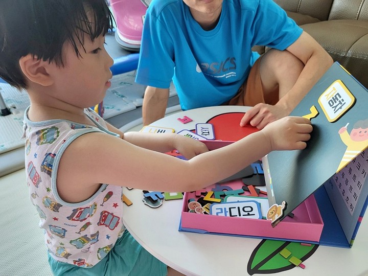 #협찬

요즘에 날씨 진짜 덥죠...
아직 8월 초인데 이렇게 더워서 남은 여름 어떻게 보낼지 고민 되네요.
정말 더워서 힘든 하루를 보내지만, 이럴 땐 외출하는 것 보다는 집에서 시원하게 보내면서 아이와 뜻 깊은 시간 보내는 것도 좋더라고요.
그래서 요즘엔 무더운 여름을 블루래빗 캥거루스쿨로 보내고 있어요!!
캥거루스쿨로 시원한 집에서 한글과 수도 놀이식으로 놀다보니까 놀면서 개념을 익힐 수 있고, ​동물 쌓기 게임으로 관찰력, 집중력, 창의력도 키우면서 이 블록으로 도미노도 할 수 있어서 재미나게 집에서 시간 보내고 있어요^^

#캥거루스쿨 #캥거루한글 #캥거루수학 #캥거루창의 #블루래빗 #유아전집 #전집추천 #블루래빗전집 #유아학습프로그램 #CJ온스타일