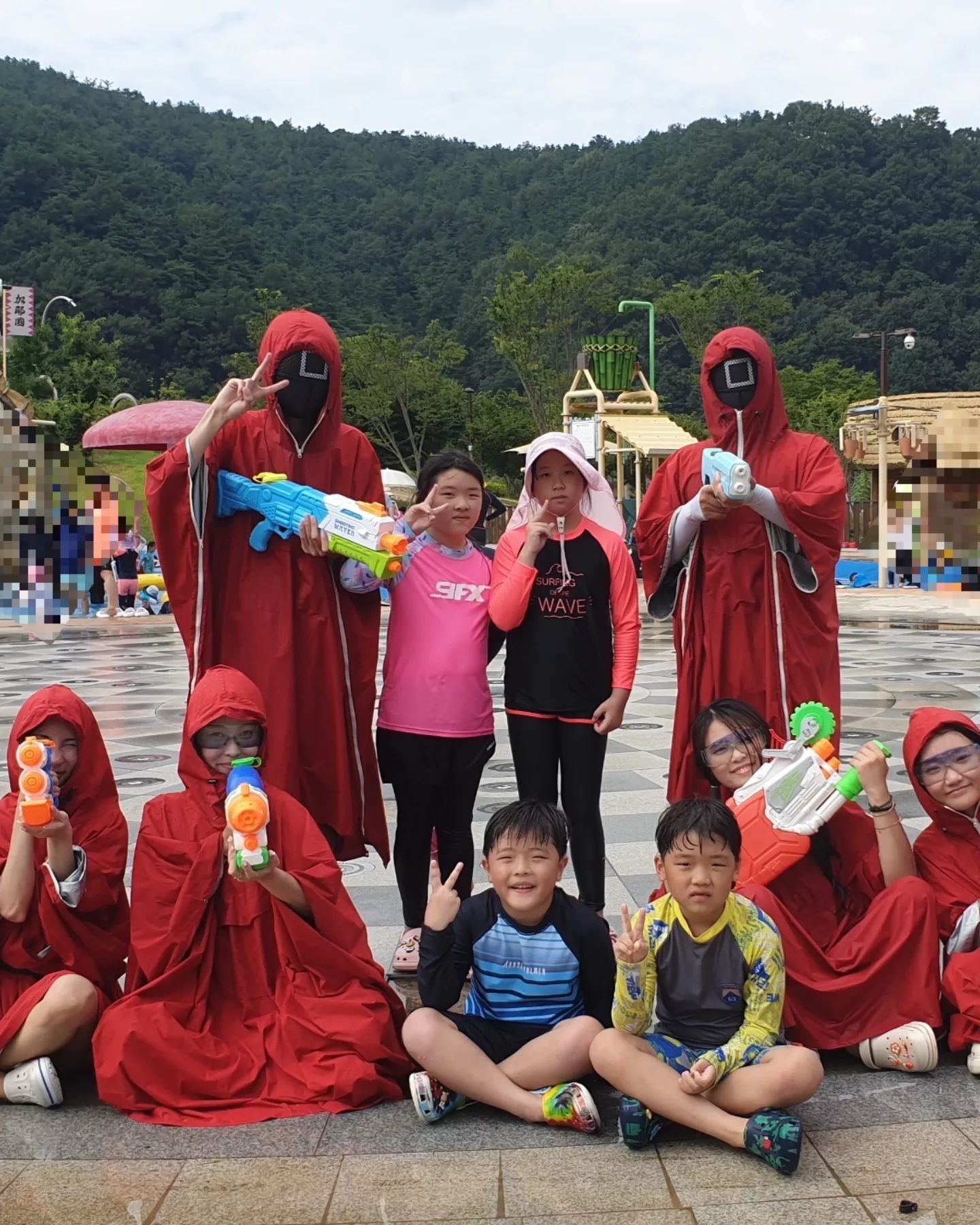휴가의 첫 시작은 첫찌 친구네랑 #대가야테마파크 물놀이장 🏊‍♂️🏊‍♀️🏄‍♀️🏄‍♂️ .

생각보다 사람이 적어서 놀기도 편했고 가격도 착한 편이여서 가성비 좋은곳💜 .

45분 물에서 놀고, 15분 쉬고( 바닥 분수는 쉬는시간 없음) .분수에 몸 한번 적시니 엄청 시원하고 좋더라 🤭 .

오후에는 댄스팀 댄스공연( 아이브, 여자아이들, 르세라핌 등등 요즘 노래라 물놀이장에 온 아이들 떼춤까지,,,,👉👈 ).

마지막에는 물총싸움으로 마무리이 😊😊😊 .

내년에 또 가자아 👭👭.

#휴가 #여름휴가 #고령대가야캠프
#대가야생활촌 #물놀이장 #고령물놀이
#대가야캠프물놀이 #대구근교물놀이
#다둥이네 #일상 #다둥이네 #여행그램 #대구맘