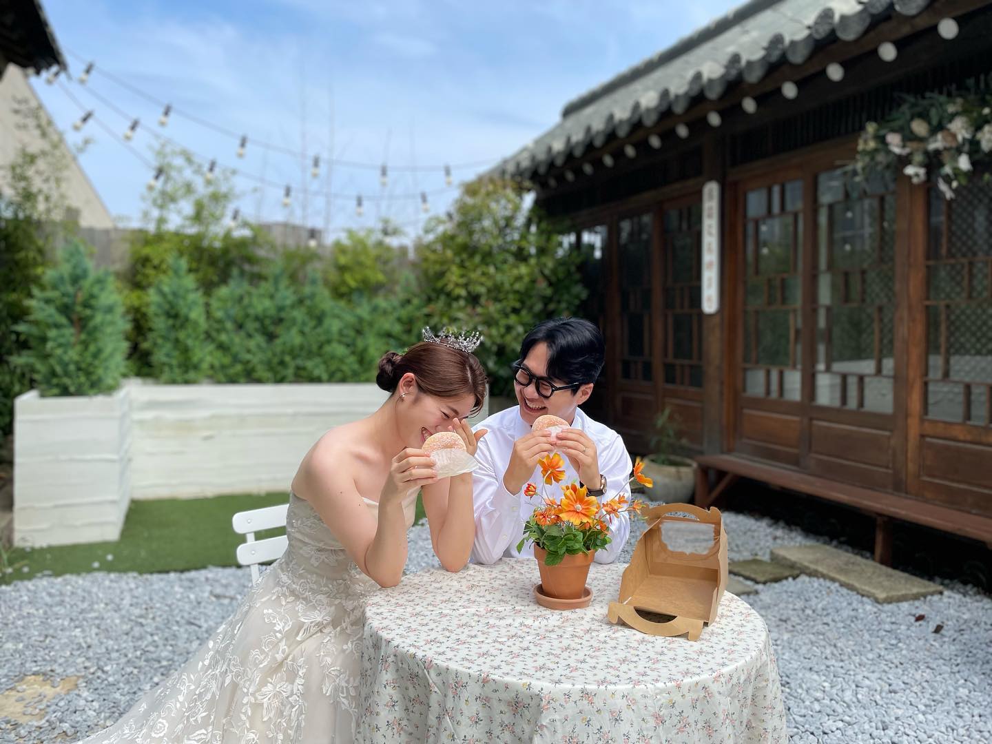 ❤️
원규스튜디오
햇볕은 쨍쨍하지만
표정만은 너무 밝은 내 신랑신부님