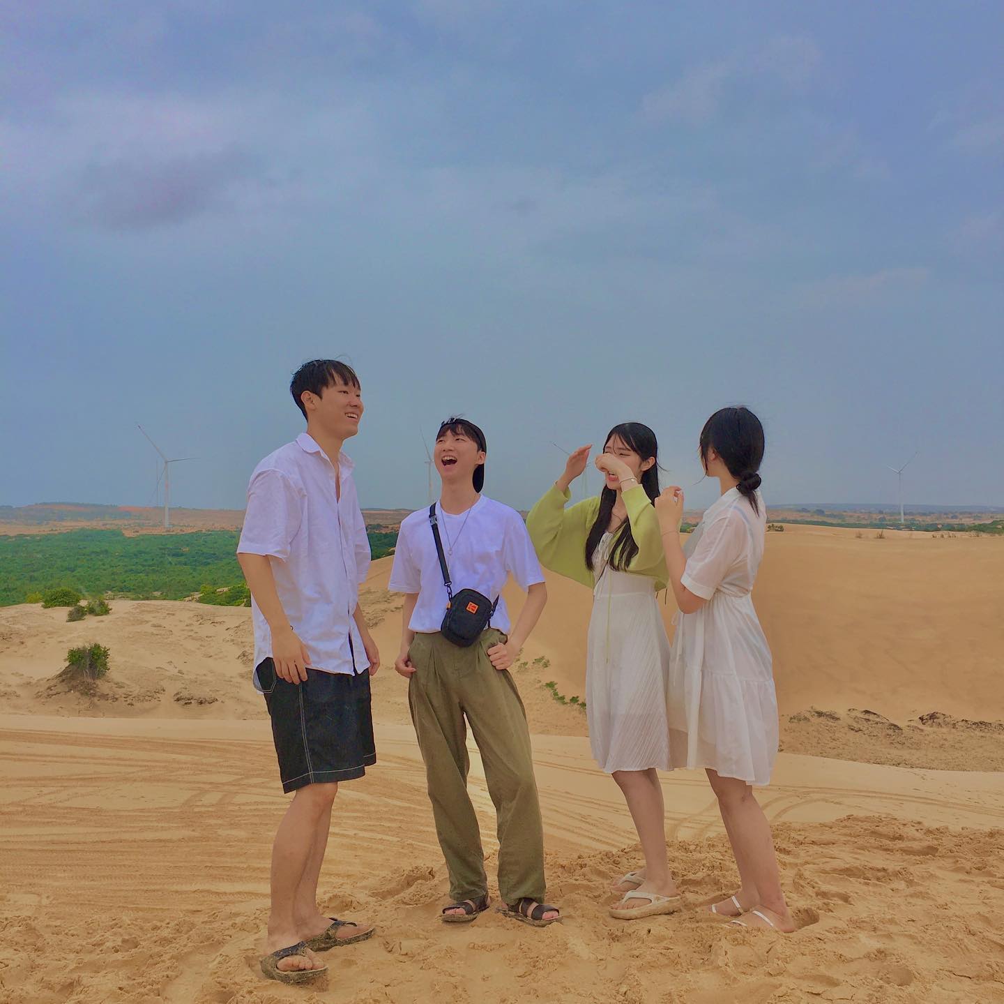 비 맞으면서 낭만 여행🏜️

Mui Ne in the Rain ☔️

#whitesand #화이트샌드듄 #무이네