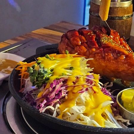 🍽 신촌에 가면 광대포차
📍신촌역 2번출구 도보 5분

원피스에서 튀어나온 것 같은 몽둥이고기!
콜라잔까지 원피스st 낭낭해서
원피스 팬들에게 강추!!

직원분들도 넘넘 친절하시고 존맛ෆ

#맛집 #신촌 #신촌맛집 #맛집탐방 #맛집스타그램 #맛집맞팔 #신촌에가면 #원피스고기