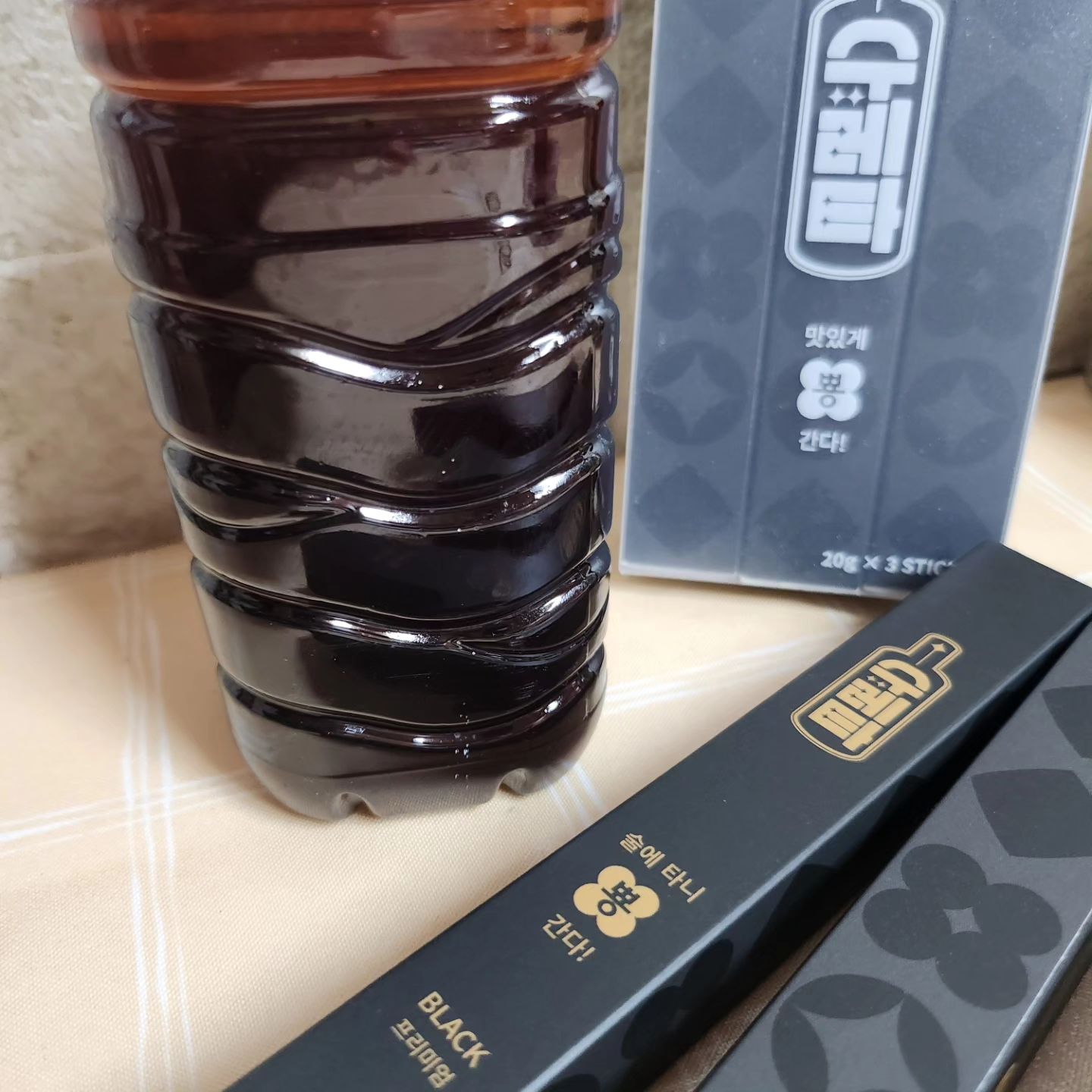 #협찬

🖤 수레타 뿅 블랙프리미엄 🖤

원래 술에 타는걸 베이스로 한 제품이지만
블랙프리미엄은 보이차 농축 원액이라,
아이스아메리카노처럼 물에 타서 시원하게!

요즘처럼 너~무 더운 날씨에 딱인 블랙프리미엄

맛별로 색상도 다르고 이쁘죠ㅎㅎ

소주에도 ok
물에도 ok

액상스틱형태라 휴대성이 좋아서 쏙쏙-
챙겨 다니기 좋더라구요👍

#협찬 #수레타 #수레타뿅 #보이차
#블랙프리미엄 #아이스보이차 #보이차농축액
#소주칵테일 #하이볼 #수레타뿅레드스위트
#수레타뿅핑크트로피칼 #수레타뿅골드몰트
#수레타뿅블랙프리미엄
#수레타뿅믹스(레드+핑크+골드)
#소주하이볼