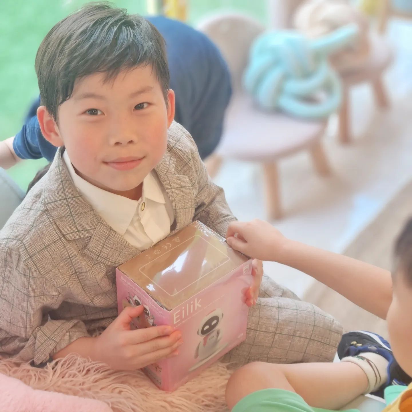 #여덟살예봉씨
자기 오늘 6학년 형아 같지 않냐며 거울 앞에서 온갖 폼을 잡는 1학년 잼민이...ㅋㅋ😁
누나가 생일이라고 다이소 1만원 제한 쇼핑 하랬더니 카페놀이랑 클레이 고르고 포테이토크리시프 2개  고르고(그래...그냥 쓸데없는거 사는 것도 오늘만은 니 맘이니까...😅) 폴짝폴짝 신난 사랑스런 예봉씨~☺️(누난...한숨...ㅋㅋ)
자기 오늘 생일이니까 누나보고
"예준이 오빠"라고 부르라는 엉뚱이...😅(그동안 동생이라 좋지않았던거야??ㅎㅎ)
땡이의 "그래그래~생일이니까 니 맘대로 해라~"말이 떨어지기 무섭게 "태희야~내가 오빠니까 내말 잘들어~"ㅋㅋㅋ🤭
.
니가...어떤 차원의 아인줄은 모르겠다만...ㅎㅎ
이렇게 누나를 골려먹으며 낄낄거리는 개구진 너도...
가끔 1차원적인 생각으로 순수하게 웃기는 너도...인생 2회차인듯 뭔가 아는 척하는 너도...
대부분은 4차원의 말과 행동으로 가만히 보고있음 지루하지않은... 몹시 정신없는데 몹시 귀여워 미치겠는 너도 참 좋아~😍
사실 아쉬운 것도 많지만...😅
일단 접어 둘게...ㅎㅎ
바라는건 많지만 일단 건강 말고는 바라는 것 없는 척 해볼게...아직 1학년이니까...ㅎㅎ🤭
.
고마워...엄마 아들로 태어나줘서...많이 많이×10000000000사랑해~~❤️