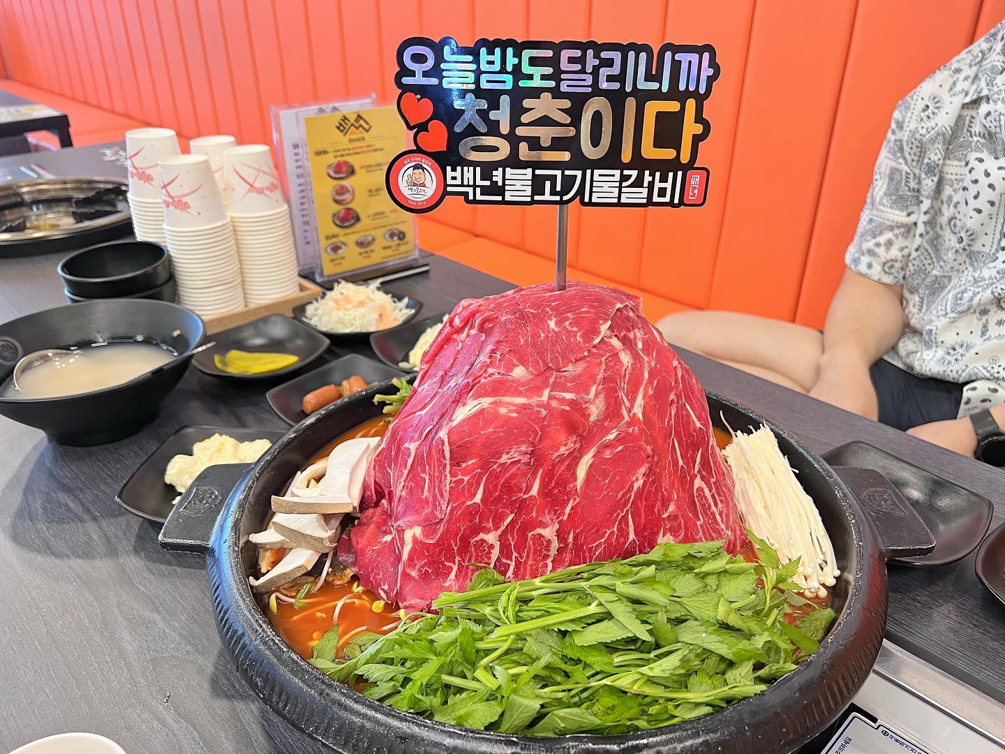 드디어 내포에도 백년불고기물갈비 등장 🙌🏻
산더미물갈비의 원조 
다른곳이랑 비교해도 
역시 원조 못따라감 😊
샤브 먹어주고 소갈비까지 먹어주고 
야채에 떡에 당면까지! 
육회서비스 주는곳은 여기가 처음 ?🫣
맛도 존맛탱 👍🏻
물갈비도 소곱창물갈비도 소불고기도 
다 맛있는건 안비밀 
얼큰하게 한잔하고 볶음밥 마무리는 국룰 
.
.
.
.

#백년불고기물갈비홍성점 
#백년불고기물갈비
#백년불고기
#홍성맛집
#내포맛집
#홍성술집
#내포술집
#홍성맛집추천
#먹스타그램
#또간집
#협찬