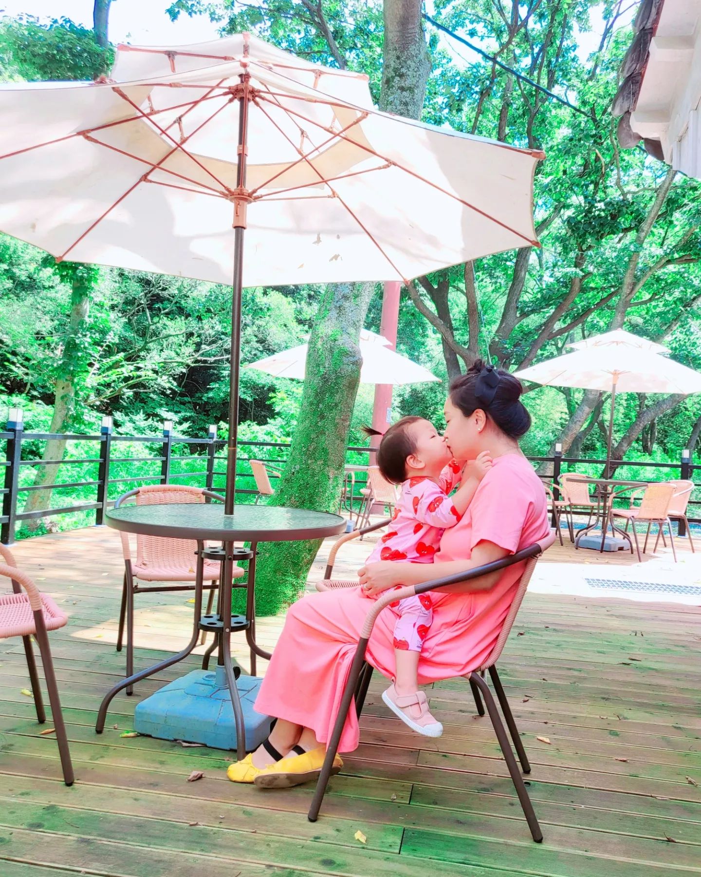 **
-
여름 🩷
-

#28개월아기 #가족스타그램 
#친정나들이 #친정은사랑입니다❤️ 
#아들맘 #육아일상 #daily 
#엄마랑아들👩‍👦 #일상기록 
#육아기록 #여름이구나☀️