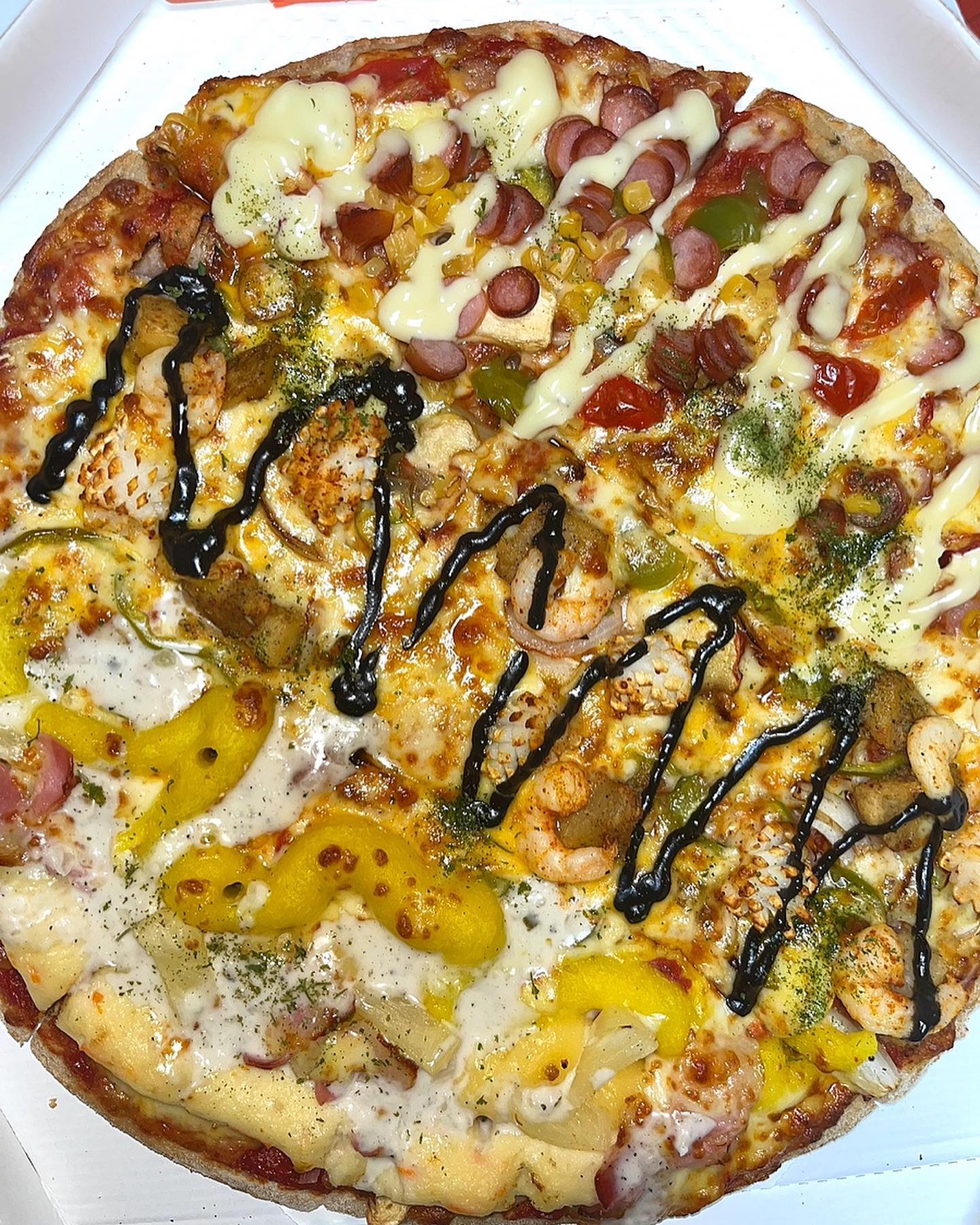 [피자에땅-신세개2021]

<< 단짠단짠 세가지 맛을 한 번에 즐길 수 있어 좋은 피자 🍕🍝

날이 더우면 자극적인 인스턴트가 땡기더라구여.. 그래서 오늘은 피자에땅의 베스트메뉴인 “신세개2021” 를 소개해보려합니다 (신세개 1도 있으니 헷갈리지 x! )

고구마무스, 슈크림무스, 감자샐러드 베이스 + 파인애플, 베이컨 토핑위에 양파소스로 구성 된 달달한 샐러드피자 🍠
새우, 오징어, 감자 등 짭짤한 토핑위주의 블랙페퍼소스가 위에 뿌려진 해산물 피자 🍤
​소시지, 스위트콘, 방울토마토 토핑에 위에는 청양마요소스가 뿌려진 소시지 피자🍖

​이렇게 세 가지 맛으로 구성 돼 있구요

보자마자 든 생각이.. 토핑이 정말 아낌없이 들어간 것 같아요 세 가지 맛이 다 달라서 그런가 비주얼도 더 맛있어보이죠..? 😌😌
일반 피자랑은 다르게!!
삼각형모양으로 조각낸게 아니라
가로세로 벌집모양으로 잘라 9등분한거라 한 조각도 괜히 더 크게 느껴져용 ㅎㅎ 

♡ 샐러드피자는 -고구마 무스 자체로도 단 데 그 위에 슈크림무스까지 더해져 호불호 없는 극강의 달+달 조합 ♡.♡ 
-안에 파인애플 들어가니까 싫어하는 분들 참고하시길.. 전 새큼한 파인애플이 느끼한 맛을 잡아줬다고 생각이 들었어요 
파인애플 과즙이 도우에 스며들어서 피자도우도 더 촉촉하고 ㅇㅅㅇ
 -전체적으로 맛은 달달허이~
부드러운 식감의 고구마피자 느낌 

​♡ 다음은 해산물피자!
-블랙페퍼소스? 뿌려져 있는데
그렇다고 후추맛이 나는건 아님
해물맛이 진하진 않고 딱 향만 느껴지는 정도
-그리고 소스에서 굴소스맛이 약간 나면서 사ㅏ아ㅏ알짝 매콤합니다 (아이들은 매울수도?) 맵찔이도 맛있게 먹을 수 있는 매콤함 ㅎㅅㅎ
-새우도 통실하니 식감도 좋고 큼직한 토핑들이 많이 올라가 있어요
-해산물 때문에 좀 짤 수도 있었던 피잔데 감자가 짠 맛을 중화시켜줘서 조화롭게 어우러지는 맛이 좋았어요 비린내도 없음
-적당히 짭짤하고 토핑 씹는 맛도 좋아서 맥주 땡기는 맛....?! 넵ㅎㅎㅎㅎ

♡ 마지막 소시지피자는
-앞에 샐러드피자, 해산물피자에 비하면 다소 밋밋하다고 느낄 수 있는 맛입니다ㅠ
-콘치즈 식당에서주는 짭쪼름한 맛 
생각하면 오산임 콘치즈 맛은 안났고... 🥲
-방울토마토가 거의 통째로 들어있어서 씹으면 입안에 따끈한 토마토가 터지는게 촉촉하고 매력적이였어요 

여름휴가 호캉스 가시는 분들
호텔에서 시원한 에어컨 쐬면서
영화와 맥주 한 잔과 함께 먹을
단짠 안주로 추천드려요 ♡ 

#피자에땅 #신세개피자2021 #신세개피자 #소통 #먹팔 #맞팔 #먹팔맞팔 #맛집 #피자맛집