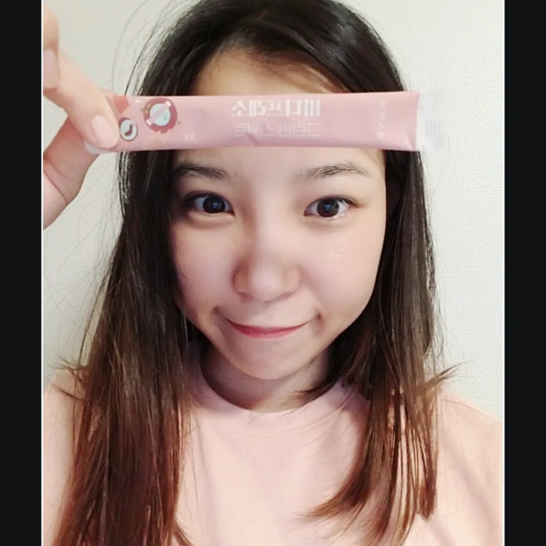#협찬 다이어트할 땐 칼로리 높은 커피랑 아아 대신 달달구리 맛있는데 칼로리도 낮은 다이어트 커피 #뷰니스바디프레소스위트

바디프레소의 주원료는 그린커피빈추출물로
볶지 않은 생두에서 카페인을 제거 후
유효성분인 클로로겐산을 추출하여
체지방 감소에 도움을 줄 수 있는 성분으로
국내식품의약품 안전처에서
기능성을 인정 받은 기능성 원료인 그린커피빈추출물의
인체적용 시험 결과 '체중 감소',
'체내지방량 대비 근육량 비율 증가',
'허리 둘레감소', '팔 지방 두께감소'를 확인했어요

바디프레소의 베이스인 오르조볶음보리(보리추출분말)는
커피원두처럼 볶은 보리를 갈아서
에스프레소와 같은 방법으로 내렸기때문에
커피와 비슷한 맛과 향이 나는 것이 특징!!

배변 건강, 활력케어 등에 도움이 되는
7가지 다양한 부원료도 함유되어 있고
오르조와 그린커피빈 본연의 맛을 살린 오리지널,
설탕 대신 스테비아로 달달한 맛을 살린 스위트
2가지 맛으로 기호에 따라 즐기는 다이어트 커피예요

카페인 함량은 오리지널 4.23mg, 스위트 5.35mg입니다
1일 1회, 1회 1포를 150~200ml의 차가운 물
혹은 따뜻한 물에 타서 섭취하시면 돼요
우유와 혼합해 섭취하실 수 있구
스위트의 경우 달달한 라떼맛이 나요!!

특히 찬물에도 잘 녹아서 마시기 편하고 맛있어요

#뷰니스 #beauness #바디프레소 #그린커피빈 #다이어트커피 #다이어트음료 #디카페인커피 #체지방감소 #뷰니스바디프레소 #뷰니스바디프레소오리지널  #뷰니스바디프레소2가지맛